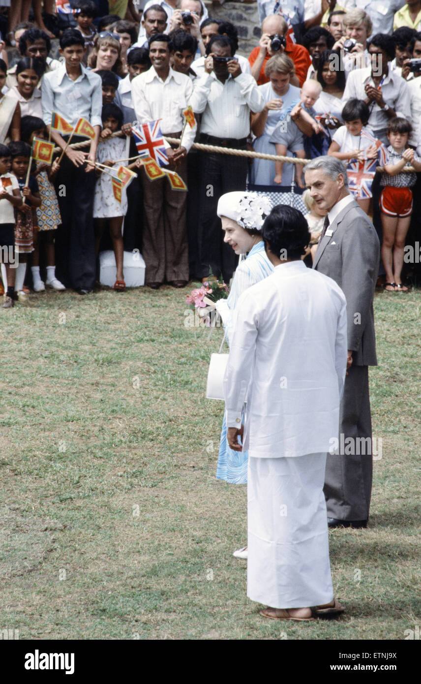 Royal visita della Regina Elisabetta II e del Principe Filippo , Duca di Edimburgo a Sri Lanka alla fine del loro tour di Australasia. Nella foto: la regina in Sri Lanka. Ottobre 1981. Foto Stock