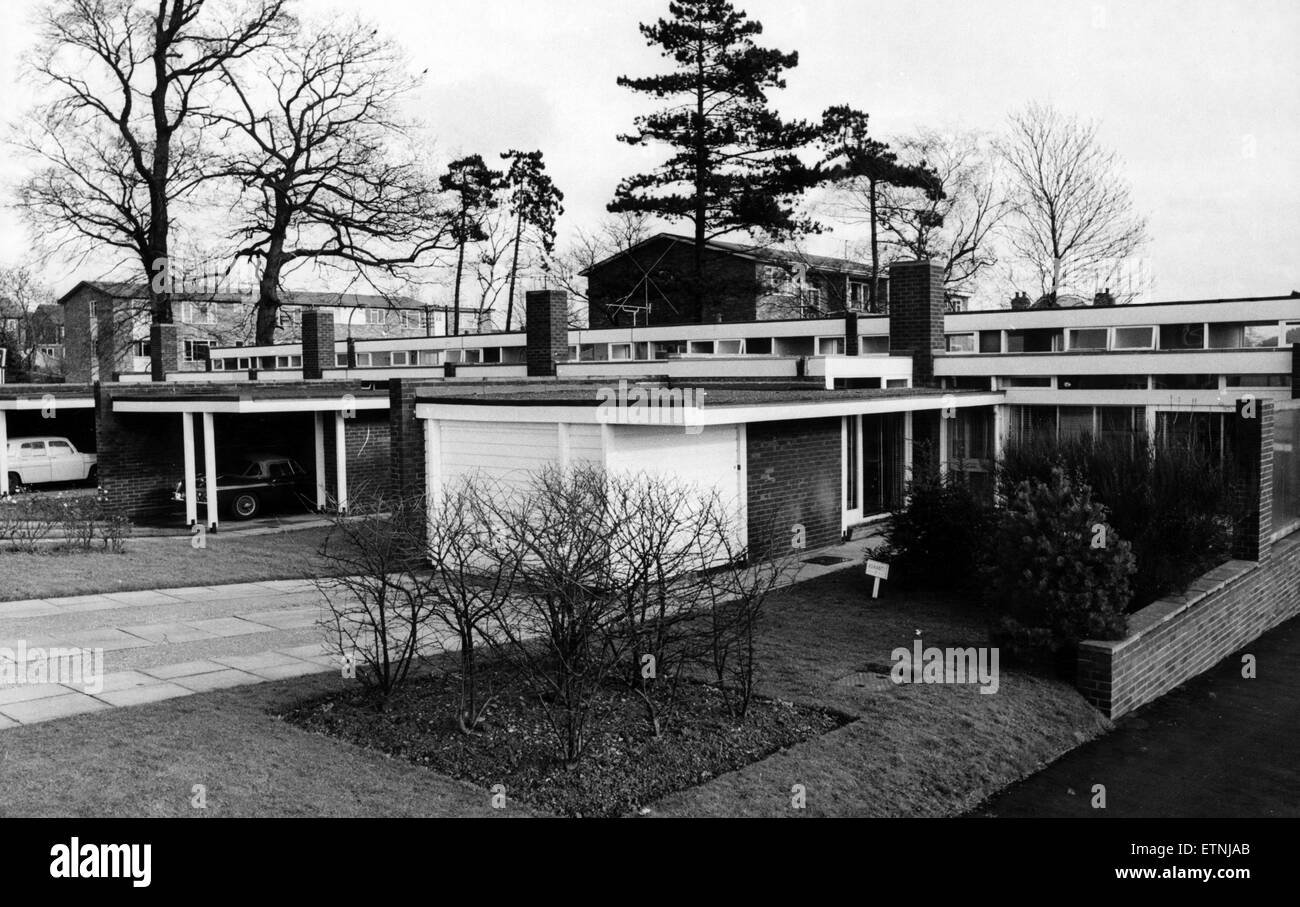 Le modifiche apportate al n. 7 Bexfield vicino, Allesey, casa del signor Hall e design vincente nel 1960 nella Piccola Casa della concorrenza. Nella foto con carport convertito in garage e patio riempito di estendere la sala da pranzo. Il 23 gennaio 1967. Foto Stock