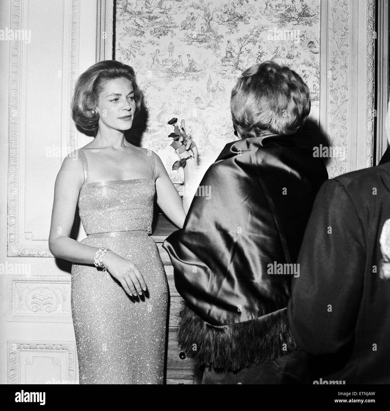 Gli ospiti presenti una parte detenute da Laurence Olivier e Lauren Bacall. Il 10 novembre 1958. Foto Stock