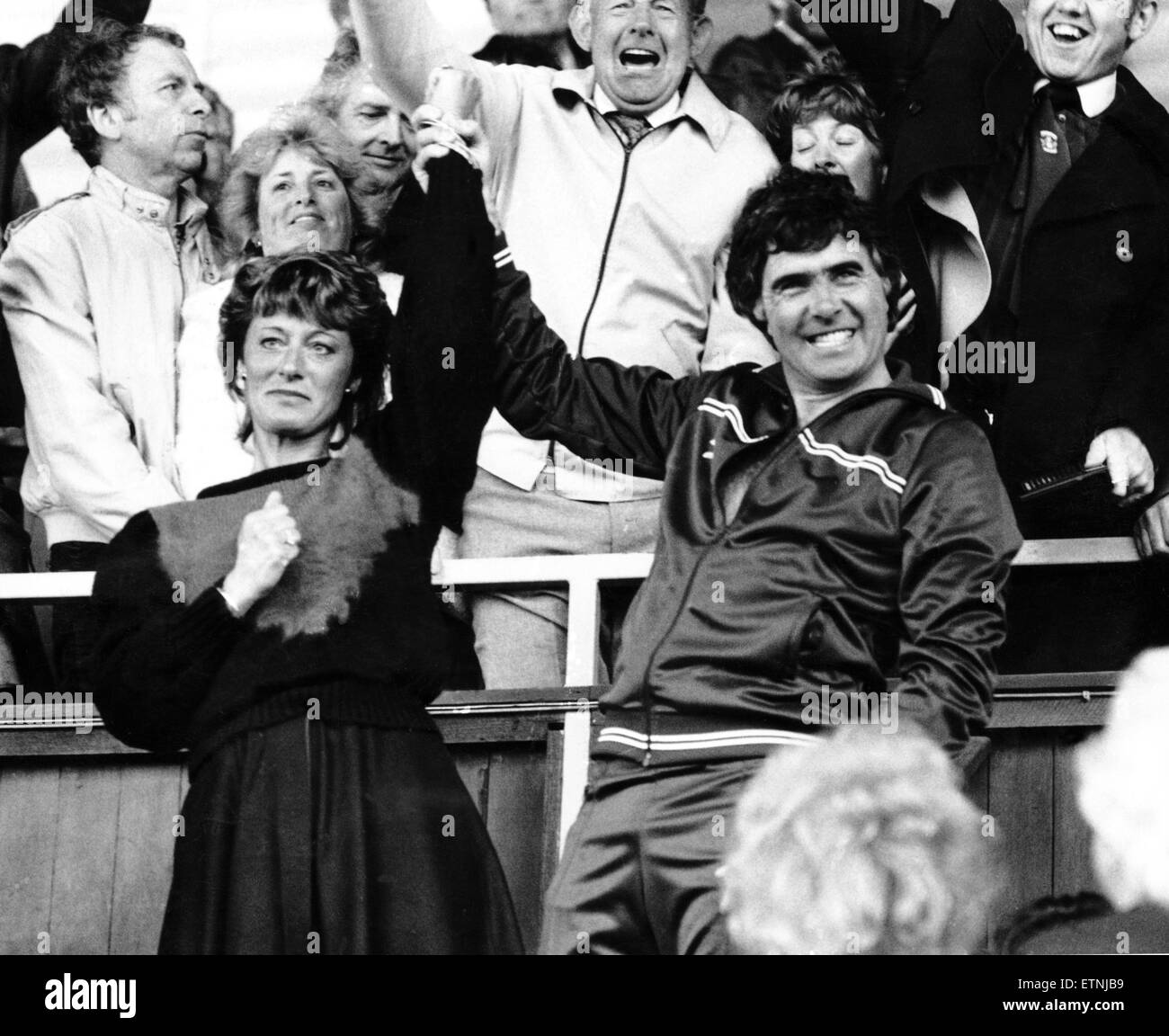 Bobby Gould e sua moglie accettare le ventole acclaim a Coventry v Norwich partita di calcio. Il 12 maggio 1984. Foto Stock