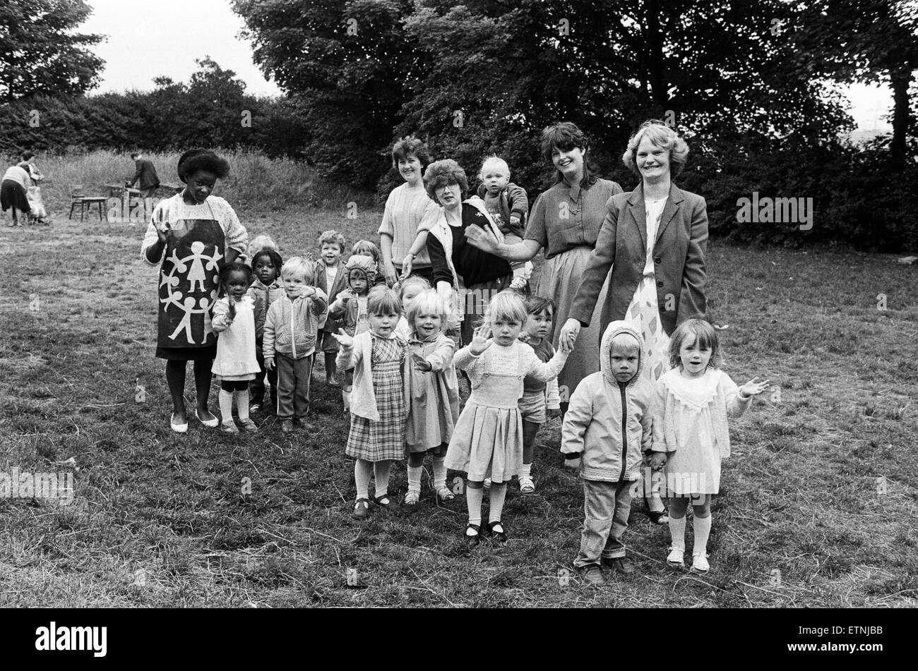 Off su un giro 10 sponsorizzato toddle intorno al giardino presso il St James's chiesa, Rawthorpe, questi bambini sono alla zona del playgroup. 15 I bambini che hanno preso parte all'evento, che si prevede di aumentare di circa £102 per playgroup fondi. 4 luglio 1986. Foto Stock