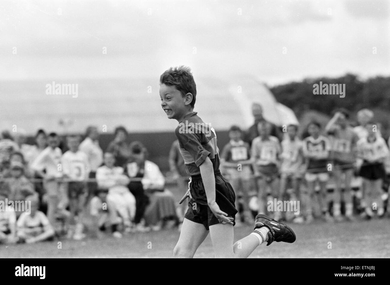 La Giornata dello sport per i bambini da Bootle scuola primaria, tenutosi a Stuart Road campi da gioco, Liverpool, 1 luglio 1991. Foto Stock