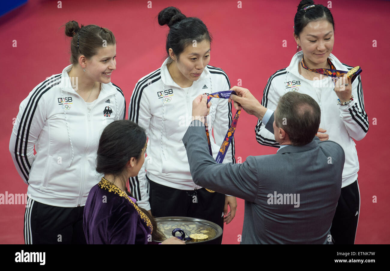 Le Germanie Solja Petrissa, Ying Han e Xiaona Shan (L-R) ricevere da Sergey Bubka, membro del Comitato Esecutivo del Comitato Olimpico Internazionale (IOC) le loro medaglie d oro per la vittoria in campo femminile ping pong team finale contro i Paesi Bassi a Baku 2015 Giochi Europei di Baku Sports Arena a Baku, in Azerbaijan, 15 giugno 2015. Il 2015 giochi europei si terranno in Azerbaigian dal 12 al 28 giugno 2015. Foto: Bernd Thissen/dpa Foto Stock