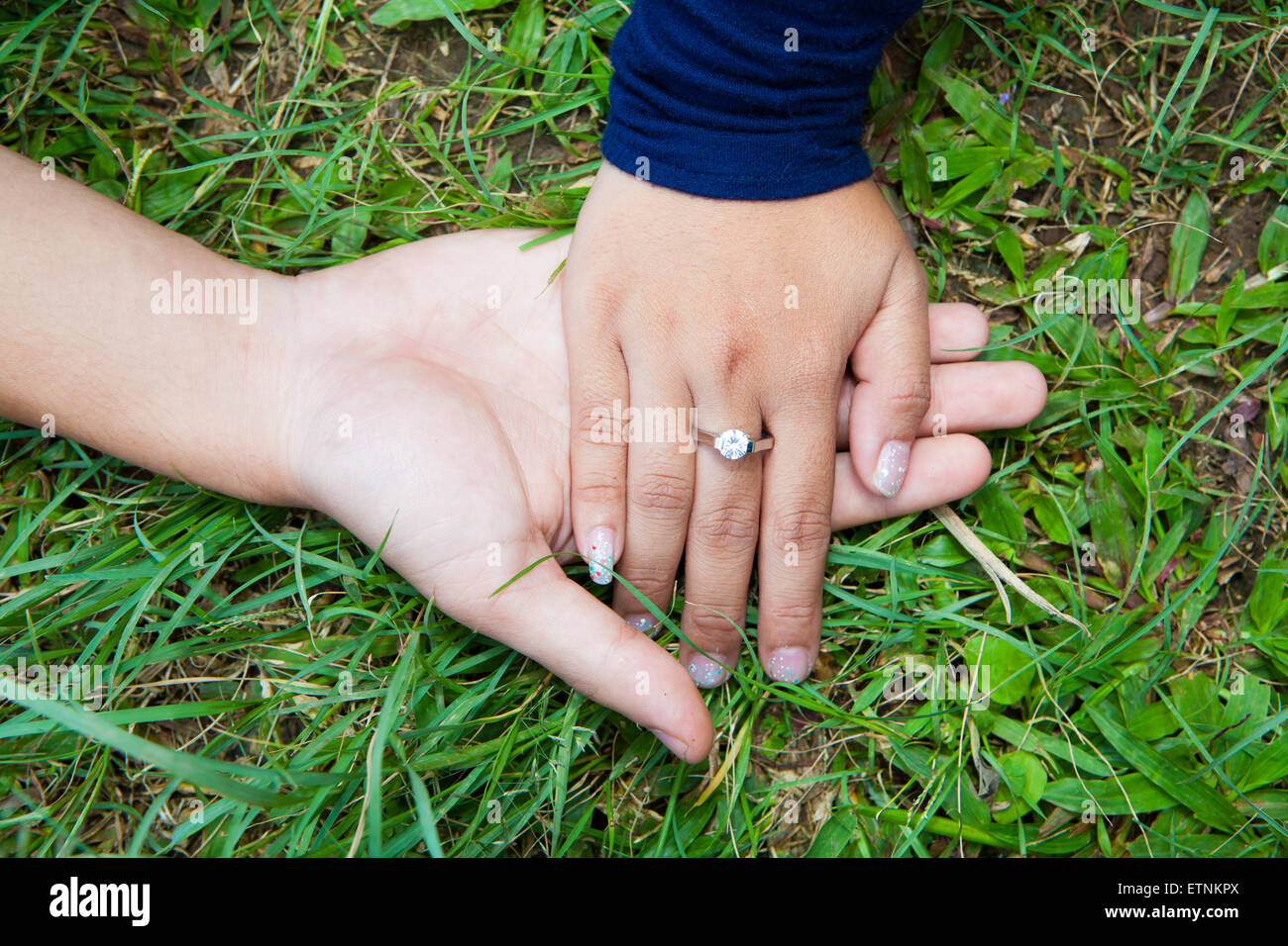 L uomo e la ragazza con la mano come simbolo di amore e romanticismo Foto Stock