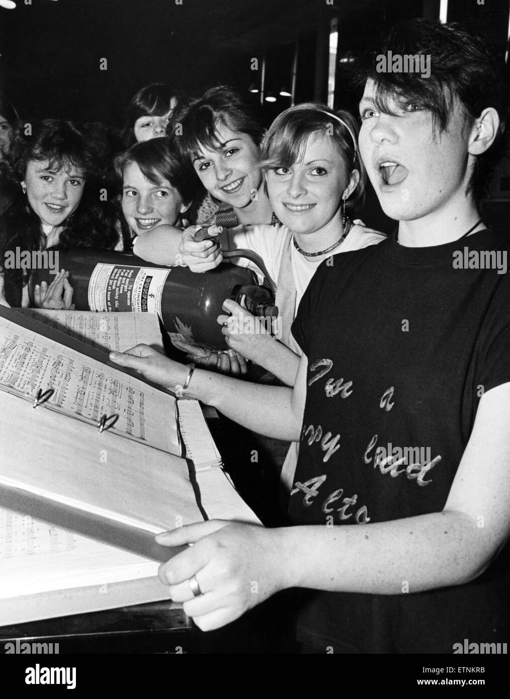 A Madrigal marathon è stato impostato ting alcune gole acceso a Cleveland completa. Ma il fuoco nel coro a Thornaby's Dene scuola era rinfrancato dal pensiero che stavano sollevando un sacco di soldi per un estate viaggio di canto. Il punto del contrappunto era di raccogliere denaro per inviare alla scuola del Coro da Camera fino alla Cattedrale di Wells nel Somerset a cantare Evensong durante il mese di luglio. Il 31 marzo 1984. Foto Stock