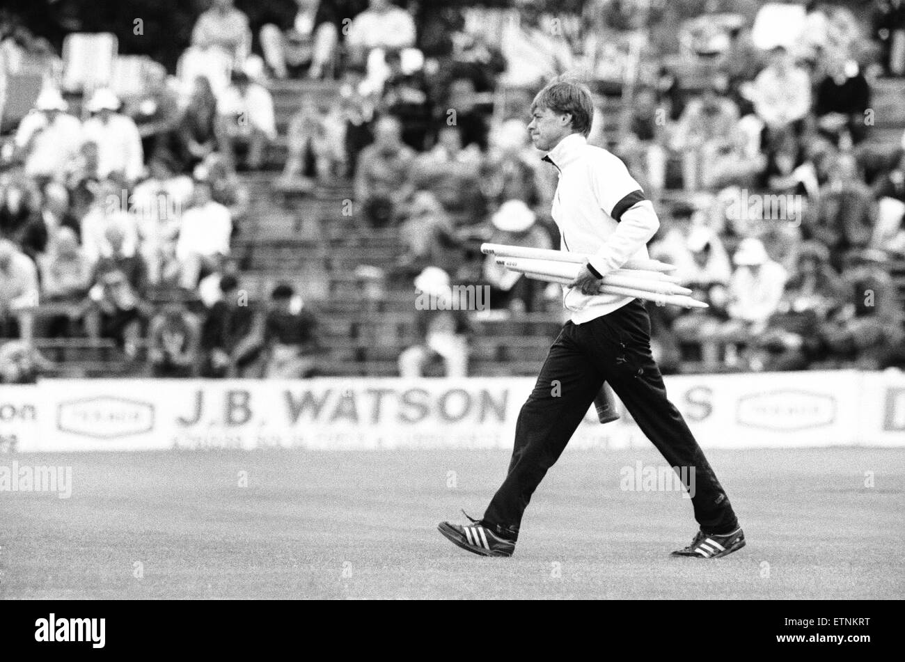 Un panno Acklam Park dove Yorkshire erano supponi di giocare i loro Britannic Assurance County gara di campionato contro Sussex. Dopo un inizio pranzo un passo ispezione ha evidenziato il passo è stato a smorzare per giocare. Il nostro passo Mostra: Il wickets essendo effettuato dopo il passo di arbitri ispezione 8 Luglio 1989 Foto Stock