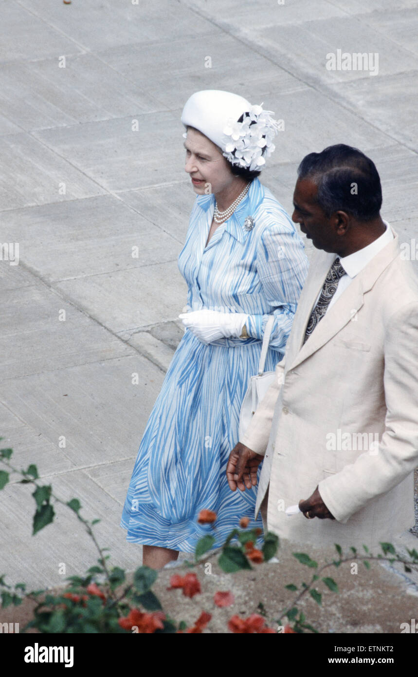 Royal visita della Regina Elisabetta II e del Principe Filippo , Duca di Edimburgo a Sri Lanka alla fine del loro tour di Australasia. Nella foto: la regina in Sri Lanka. Ottobre 1981. Foto Stock