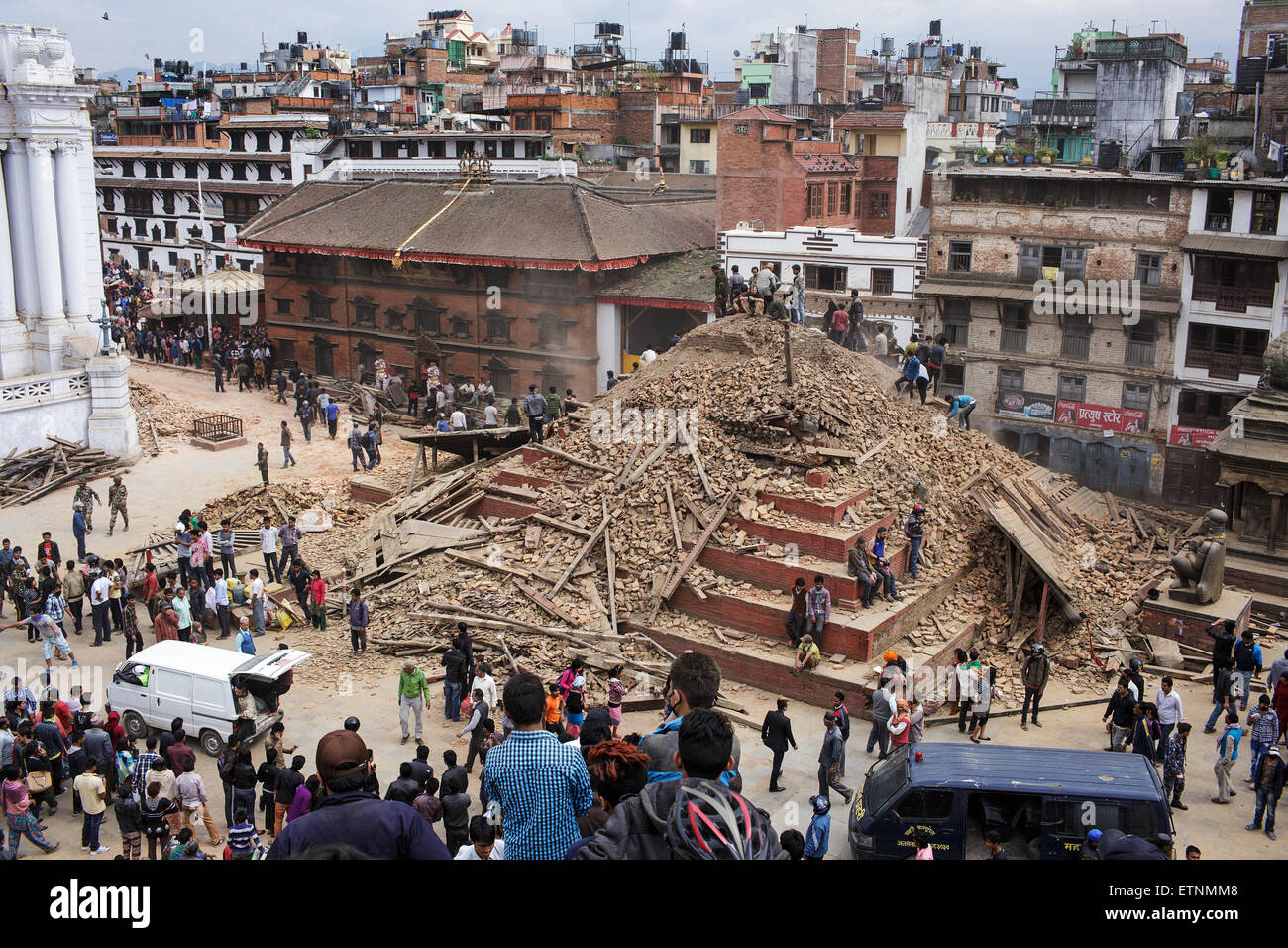 La distruzione e il lavoro di salvataggio a Durban Square sul terremoto giorno. Kathmandu, Nepal. Il 25 aprile 2015. Foto Stock
