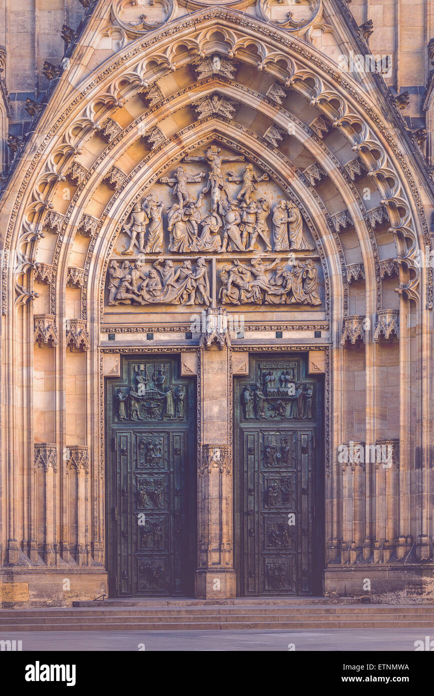Ingresso principale di Praga, la Cattedrale di San Vito al castello di Hradcany, celebre meta di gite turistiche in Repubblica Ceca Capitale, Retro per Foto Stock