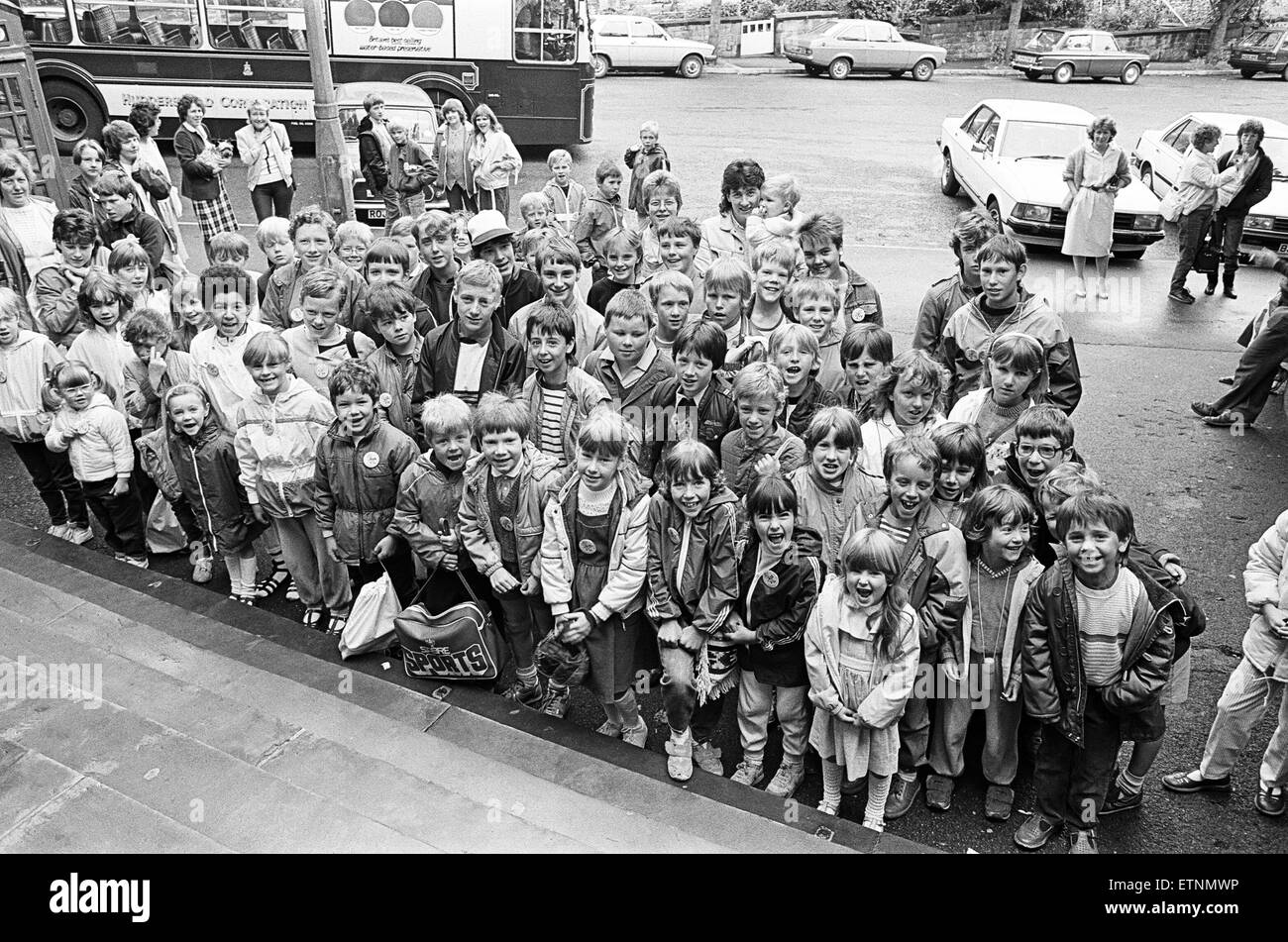 Alcuni 90 bambini pronti a partire per un viaggio a Lightwater Valley. La manifestazione è stata organizzata da Cambridge road bagni e Huddersfield centro sportivo e di come parte dell'estate annuale programma eseguito da Kirklees i servizi per il tempo libero divisione interna. Un modello che la concorrenza e le dimostrazioni di BMX sono anche previste. Il 7 agosto 1985. Foto Stock