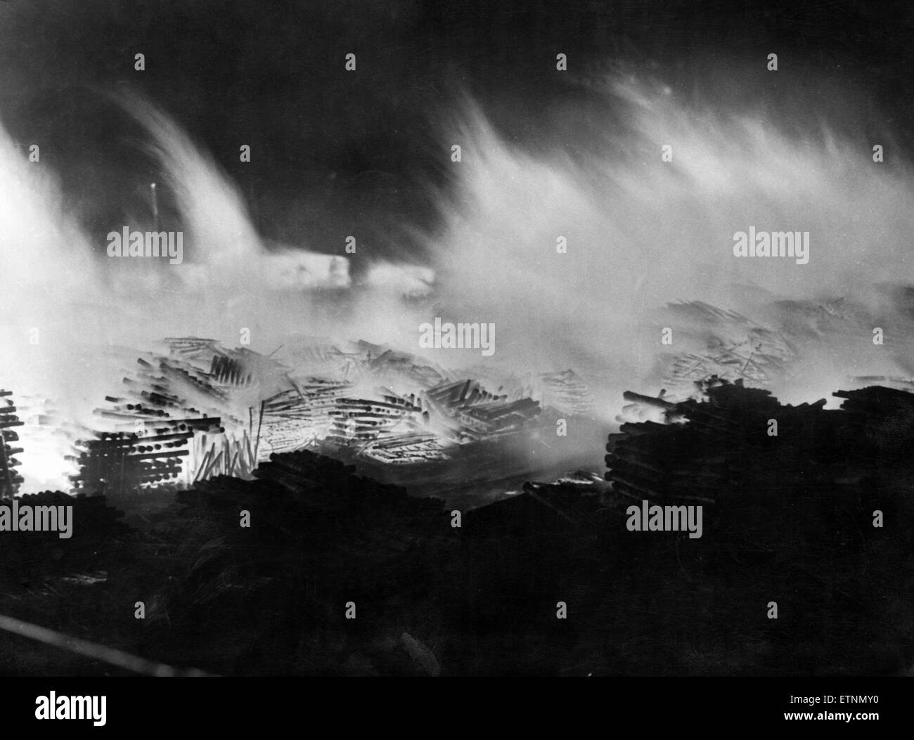 Altezza di blaze al Seaton Carew legname piazzale di stoccaggio, Hartlepool, 8 ottobre 1974. Migliaia di pit puntelli ardono come matchwood. Foto Stock