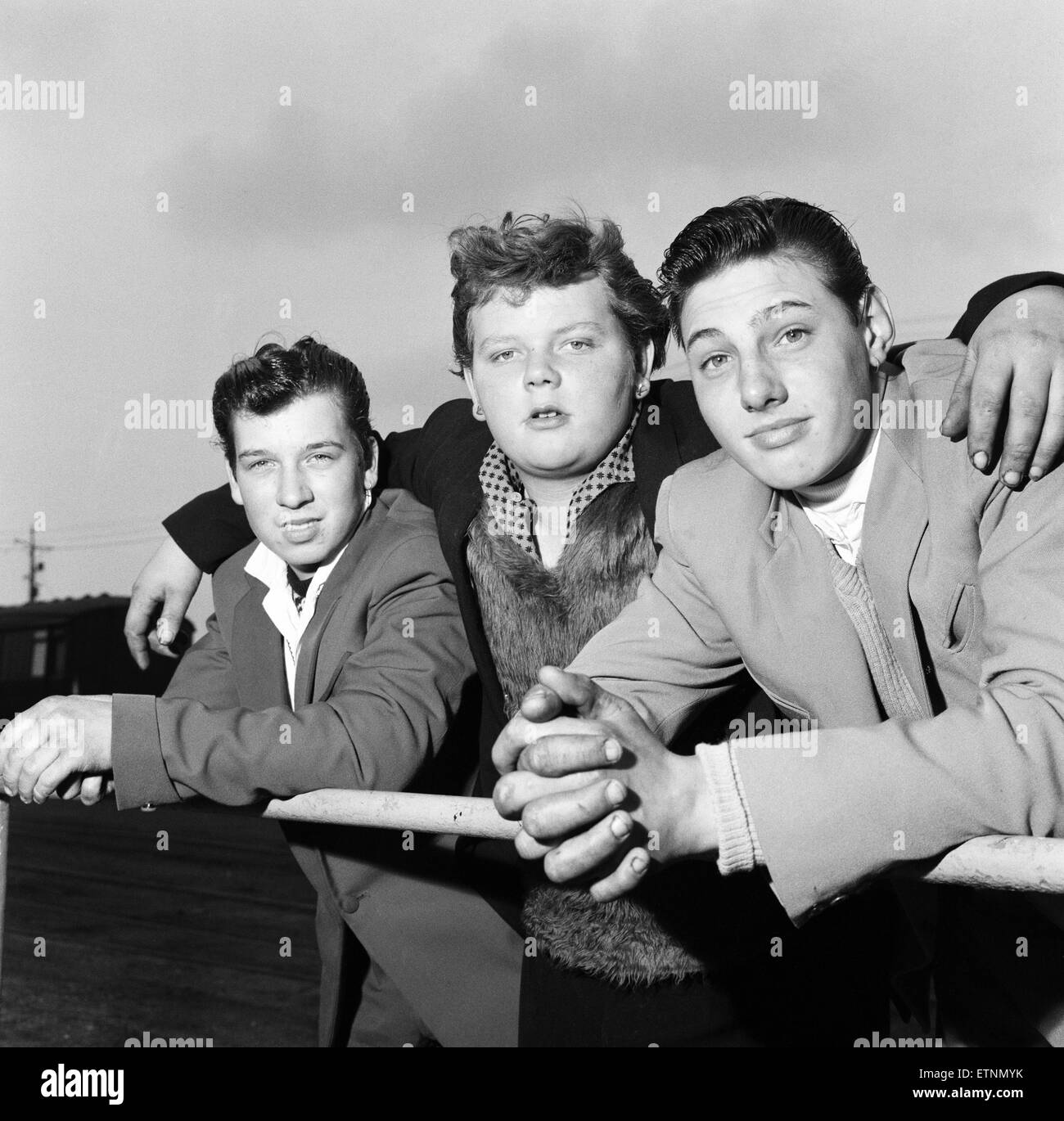 Johnny Ball, 16, David Goldspink, 17 e Ray Winney, 16. sul peschereccio da traino " gamberi di fiume' dopo la modifica nella loro tute. 'Dockside Dandies' a Lowestoft, Suffolk. 16 maggio 1962. Foto Stock