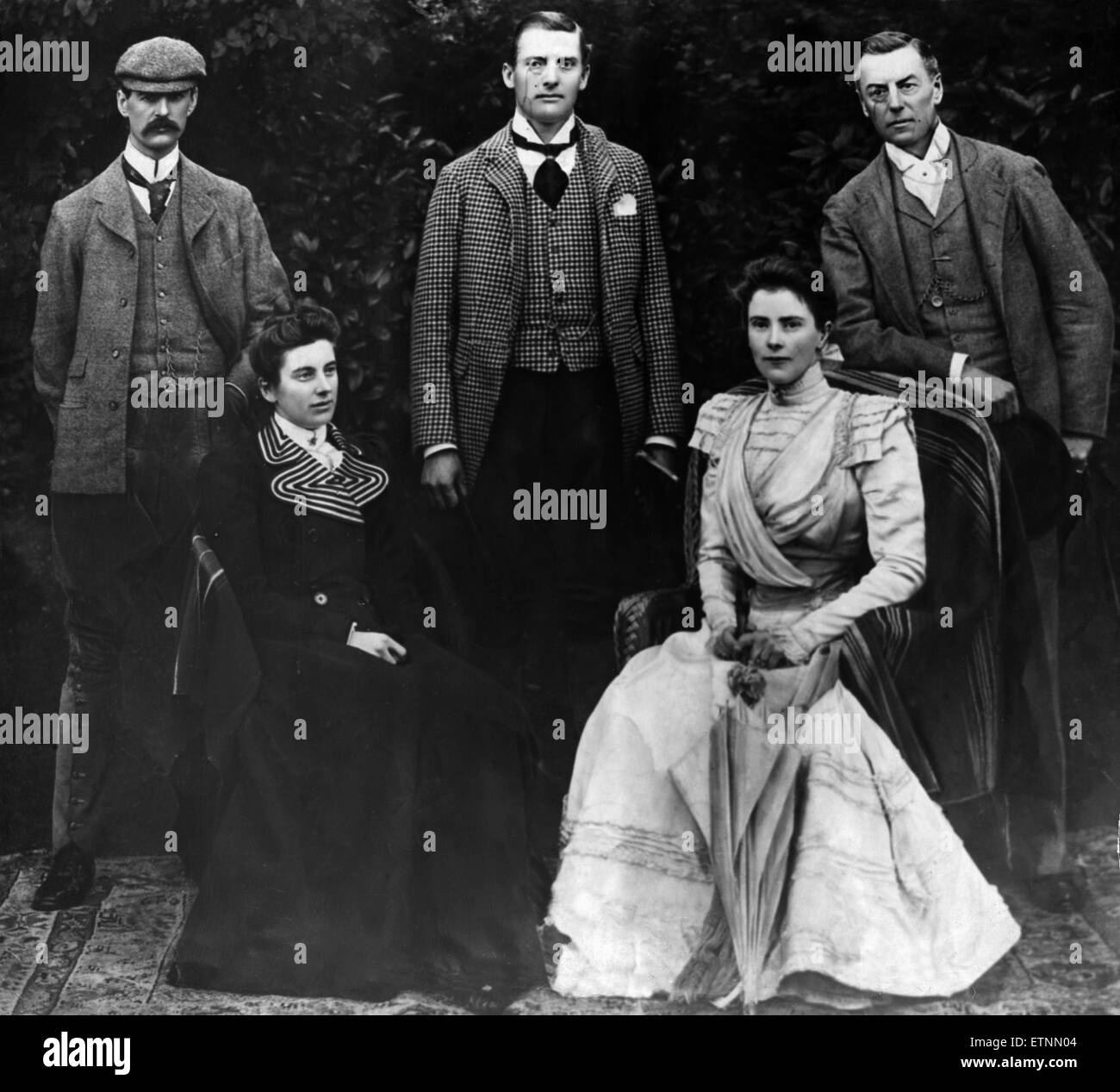 Il Chamberlain famiglia visto qui in posa per la telecamera a Highbury. Fila posteriore sinistra a destra. Il signor Neville Chamberlain, signor Austen Chamberlain e il sig. Joseph Chamberlain. Fila anteriore sinistra a destra Miss Beatrice ciambellano e la signora Joseph Chamberlain. Circa 1900 Foto Stock