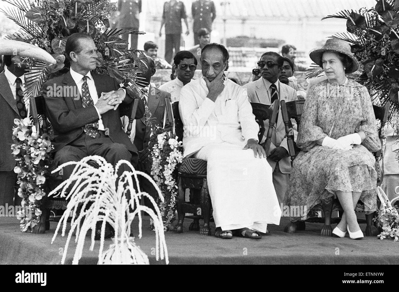 La Queens Royal visita nello Sri Lanka 21st-25th October 1981. Sua Maestà la Regina Elisabetta II ha visitato lo Sri Lanka due volte poiché prima dell'indipendenza nel 1953 e poi nel 1981. La regina della seconda visita è stato quello di partecipare alle celebrazioni per i 50 anni di adulto universali Franchising in Sri Lanka. La diga di Victoria sotto il Mahaweli programma di deviazione è stata ceremoniously aperta dal Primo Ministro Margaret Thatcher nel 1984. Sri Lanka di legami con la Gran Bretagna sono molteplici e coprono una vasta gamma di settori. Per un periodo di tempo in Gran Bretagna da interessi commerciali in Sri Lanka hanno mostrato un graduale spostamento dalle piantagioni Foto Stock