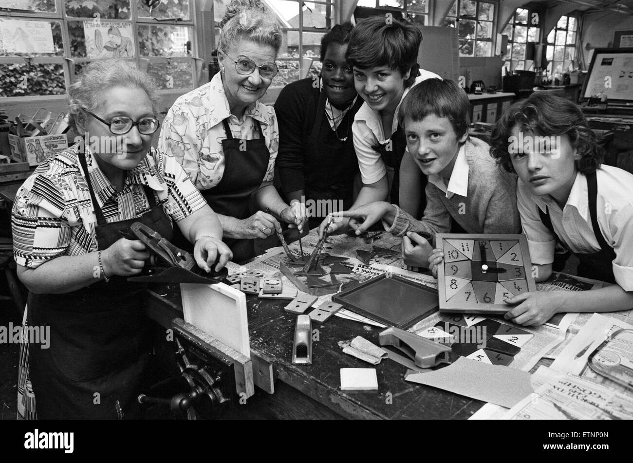 Castello Weoley residenti torna a scuola, a Ilmington scuola su strada. 13 luglio 1981. Foto Stock