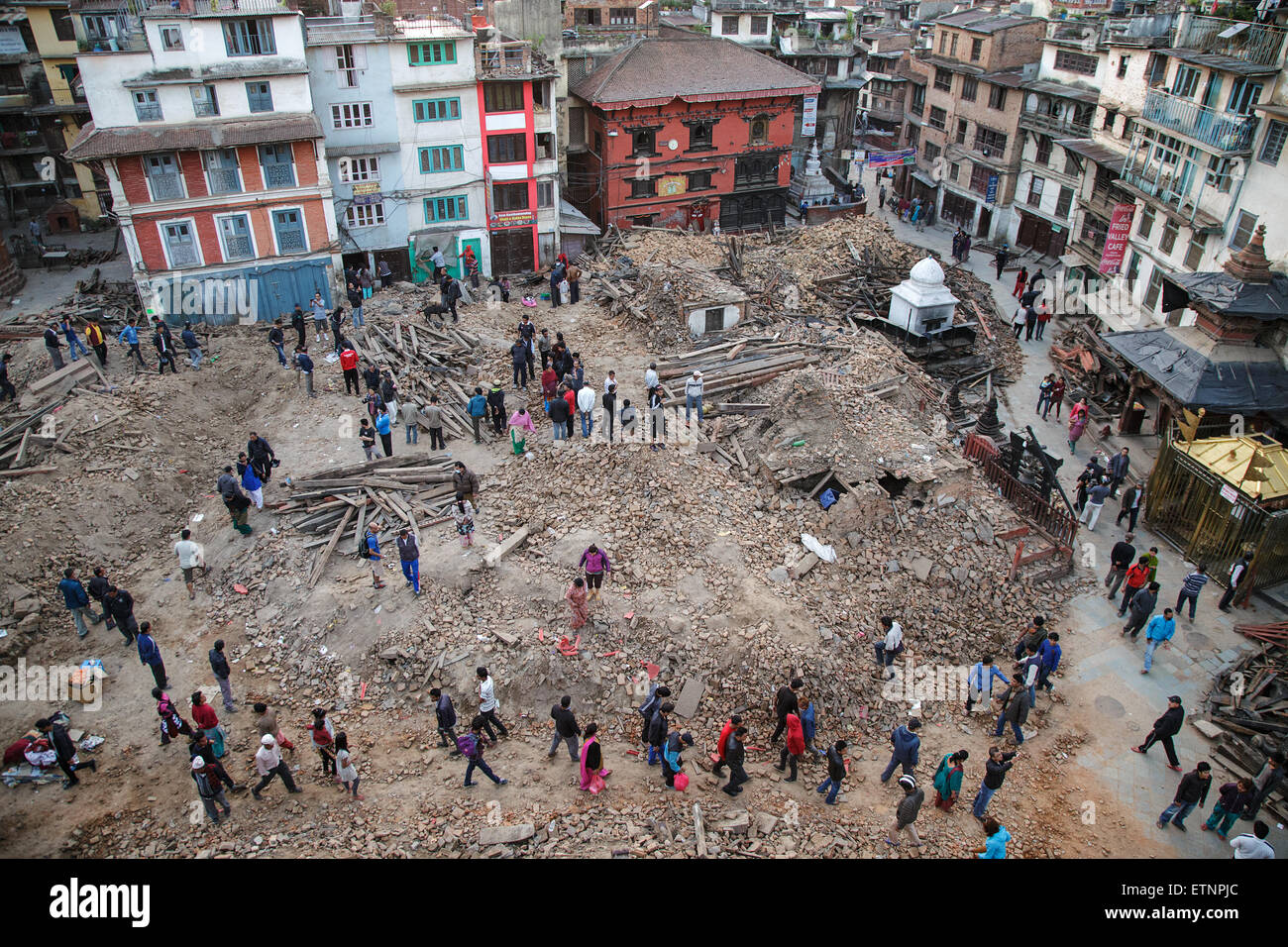 Il sito del distrutto Tempio Kasthamandap presso il quadrato di Durbar di Kathmandu in Nepal il 27 aprile 2015 Foto Stock