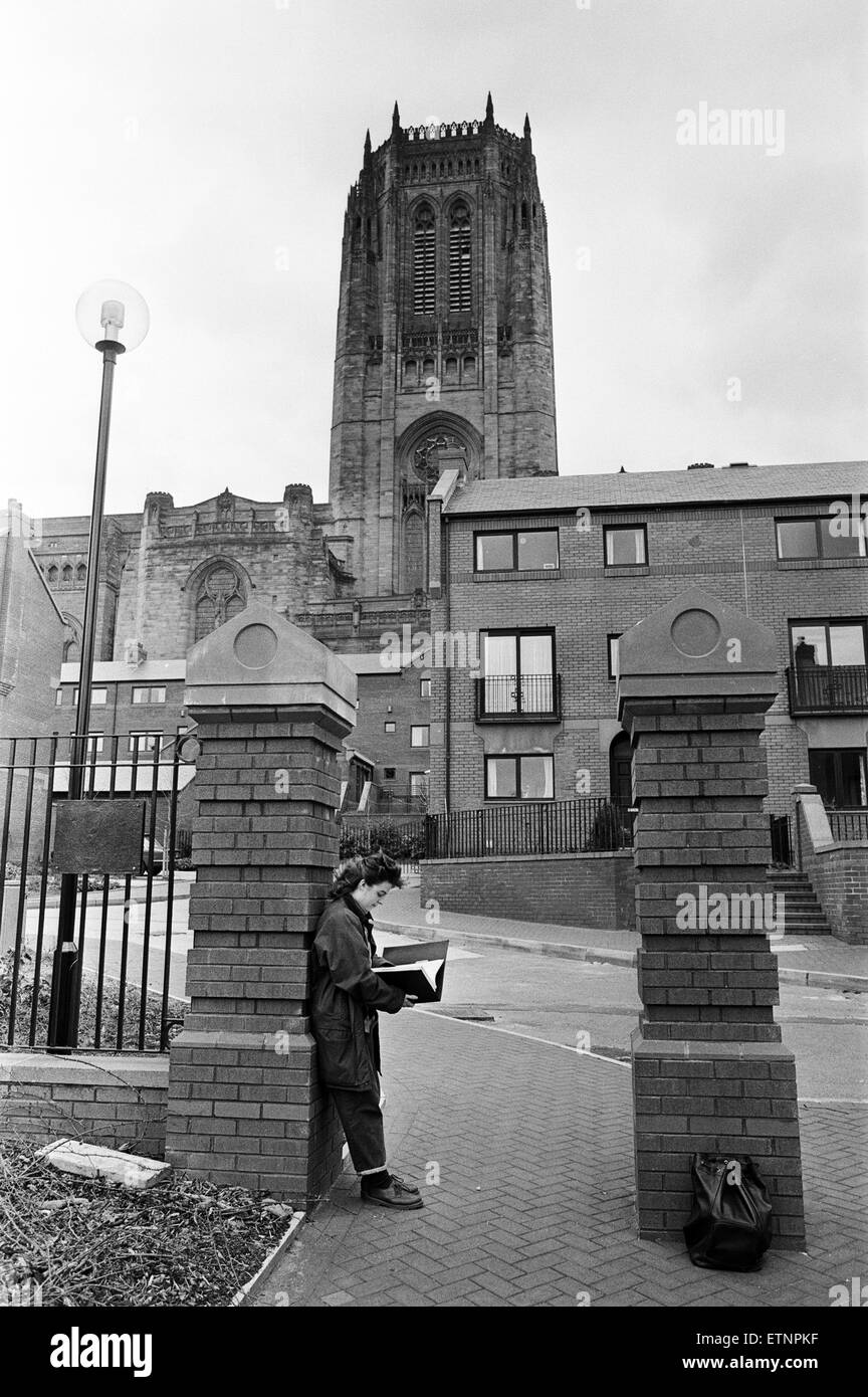 Immagine che mostra come il Liverpool Cattedrale Anglicana precincts hanno cambiato da case a schiera per un nuovo sviluppo in fase di completamento con le case per gli studenti e del clero. 5 febbraio 1990. Foto Stock