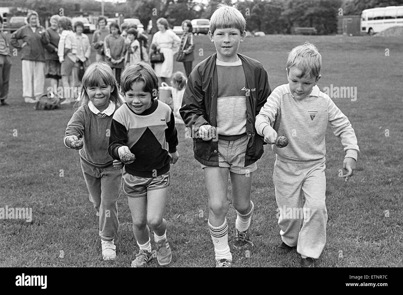 Una mano ferma e un occhio attento è necessaria per la patata e il cucchiaio gara a Holme Valley Scuole Domenicali' la giornata dello sport, con da sinistra: Holly Scrimshaw, Sarah Bell, Ryan Morrie e Edward Williams. Questo è stato il secondo evento del suo genere e una trentina di bambini hanno preso parte. Così come le tre gambe e indietro gare, i bambini hanno avuto un picnic al Sands area ricreativa, Holmfirth. Il 1 agosto 1985. Foto Stock