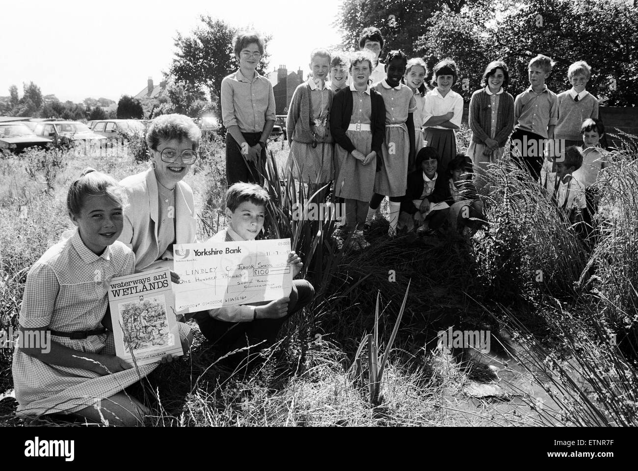 Conservazionisti di classe... Lindley Junior scolari Stephanie Moorhouse e Daniel Claydon Ricevi £100 premio in denaro da Janet Gourley, Yorkshire Banca di Senior Marketing Liaison Officer. Classe 18 presso la scuola è venuto nella top sei in una conservazione com Foto Stock