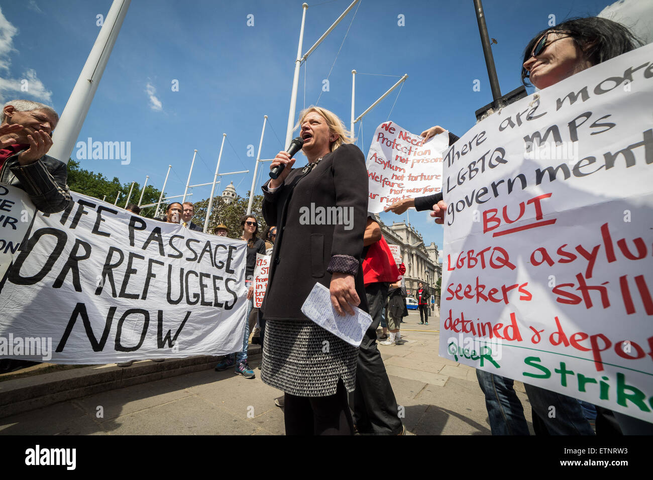 Londra, Regno Unito. Il 15 giugno, 2015. Il verde di leader di partito Natalie Bennett parla di arrestare Yarl del legno in un centro di detenzione di protesta, la piazza del Parlamento Credit: Guy Corbishley/Alamy Live News Foto Stock Londra, Regno Unito. Il 15 giugno, 2015. Il verde di leader di partito Natalie Bennett parla di arrestare Yarl del legno in un centro di detenzione di protesta, la piazza del Parlamento Credit: Guy Corbishley/Alamy Live News Foto Stock