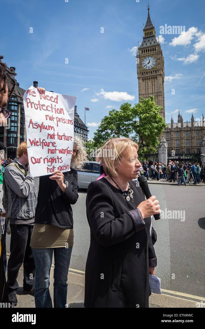 Londra, Regno Unito. Il 15 giugno, 2015. Il verde di leader di partito Natalie Bennett parla di arrestare Yarl del legno in un centro di detenzione di protesta, la piazza del Parlamento Credit: Guy Corbishley/Alamy Live News Foto Stock Londra, Regno Unito. Il 15 giugno, 2015. Il verde di leader di partito Natalie Bennett parla di arrestare Yarl del legno in un centro di detenzione di protesta, la piazza del Parlamento Credit: Guy Corbishley/Alamy Live News Foto Stock