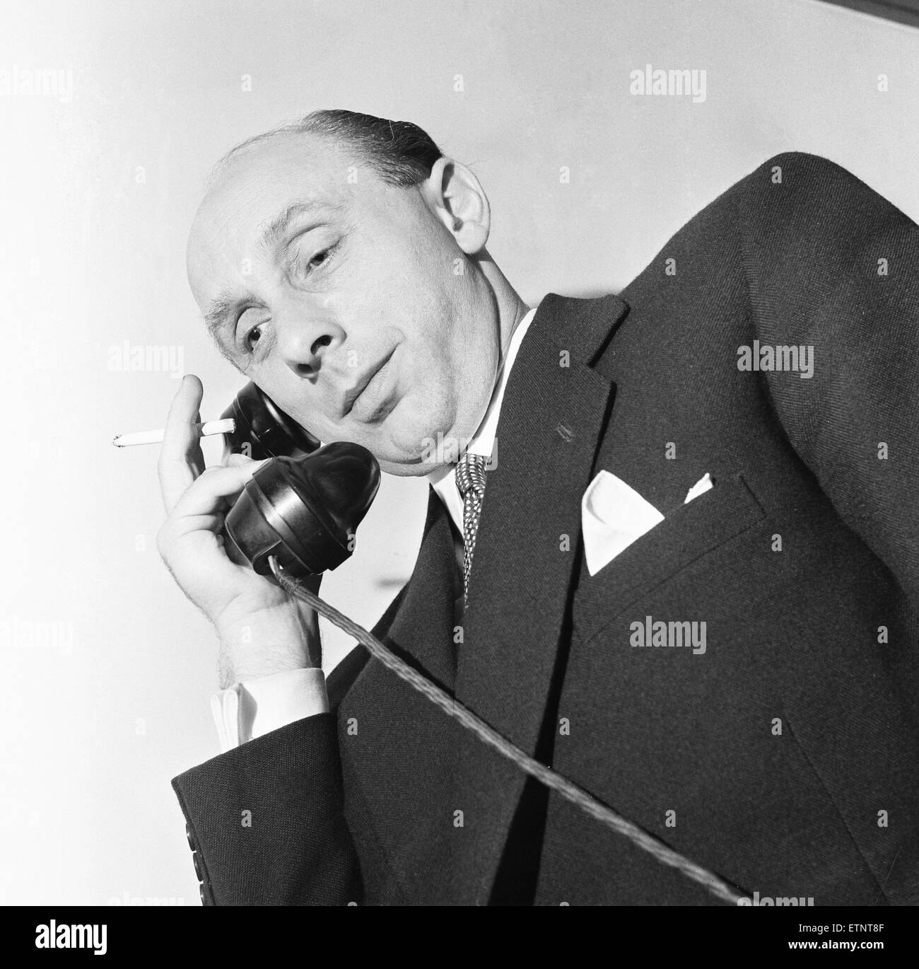 Donald Zec Daily Mirror entertainment editor e scrittore di funzione 8 Agosto 1955 Foto Stock