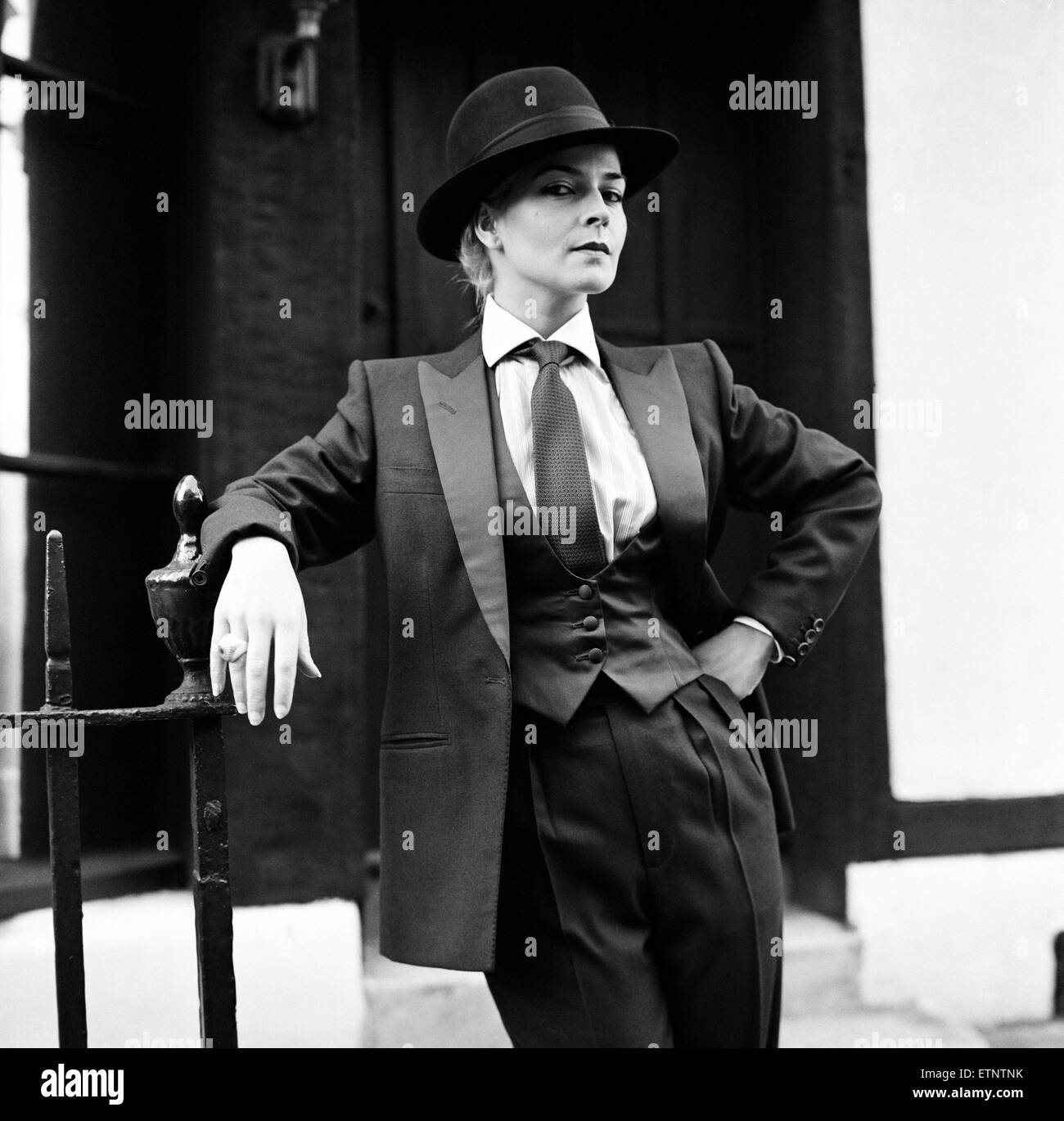 Pop cantante e attrice Toyah Willcox vestito come un 'city slicker' in un sol pezzo due vestito con gilet di raso, camicia e cravatta e cappello da Nutters di Savile Row. Londra, 19 gennaio 1983. Foto Stock