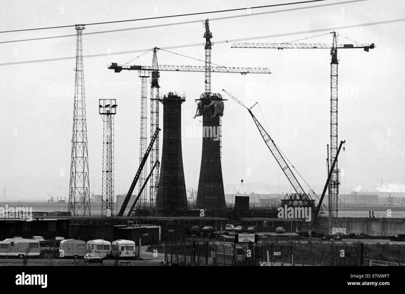 In grado UK. Twin gambe concrete alzarsi da terra vicino a Hartlepool centrale nucleare. Essi sono entrambi più di 150ft alta e forma parte di un trio di strutture che andranno a sostenere una piattaforma di produzione gas nel Mare del Nord. Le gambe sono stati costruiti da John Laing ETE presso il cantiere Graythorp per Hamilton Fratelli Ravenspurn gasfield, al largo della costa di Norfolk. 2 marzo 1989. Foto Stock