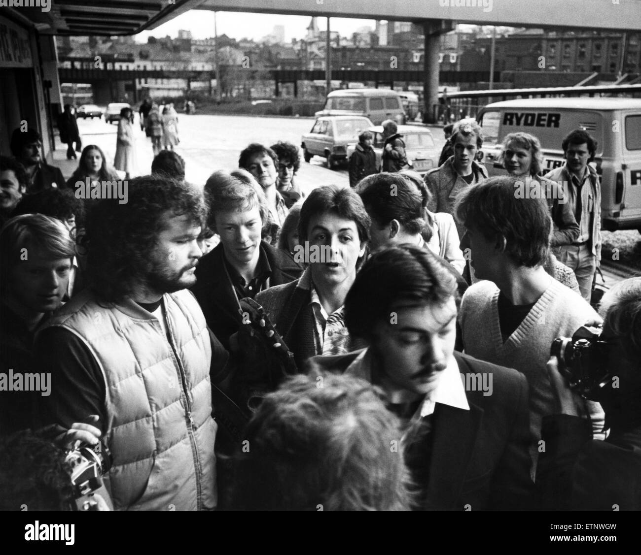 Paul McCartney arriva presso il Royal Court Theatre per preparare le prime ali prestazioni di Ali UK Tour 1979. Liverpool, Merseyside, 23 novembre 1979. Foto Stock