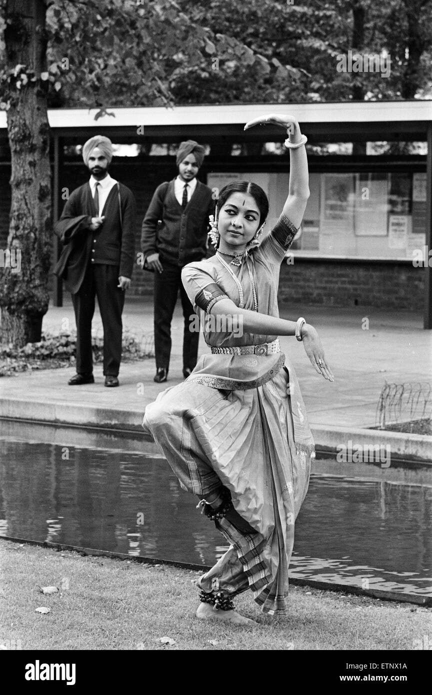 Indiano ballerini classici, Londra, 28 agosto 1965. Gli uomini di religione sikh in background guarda come ballerina tiene una posa. Foto Stock