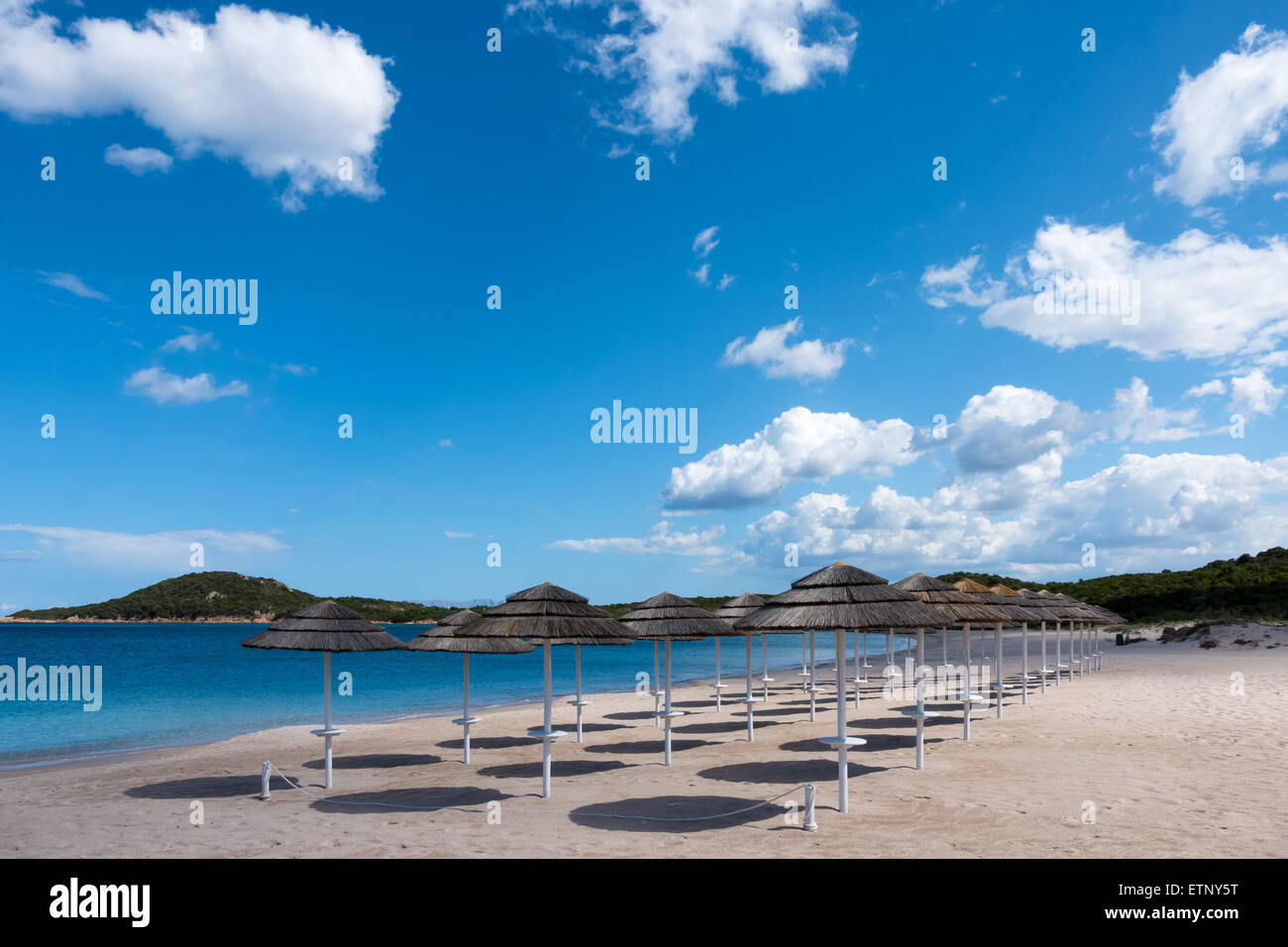 Ombrelloni A Liscia Ruja Spiaggia In Sardegna Foto
