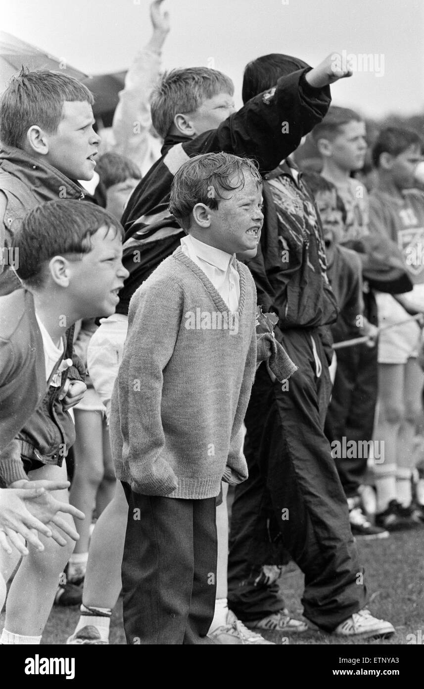 La Giornata dello sport per i bambini da Bootle scuola primaria, tenutosi a Stuart Road campi da gioco, Liverpool, 1 luglio 1991. Foto Stock