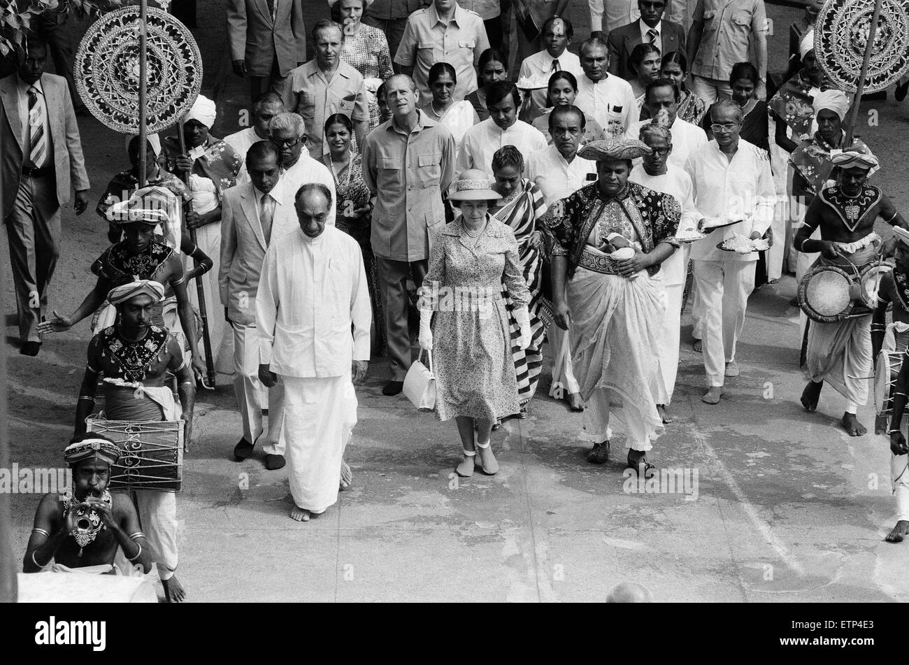 La Queens Royal visita nello Sri Lanka 21st-25th October 1981. Sua Maestà la Regina Elisabetta II ha visitato lo Sri Lanka due volte poiché prima dell'indipendenza nel 1953 e poi nel 1981. La regina della seconda visita è stato quello di partecipare alle celebrazioni per i 50 anni di adulto universali Franchising in Sri Lanka. La diga di Victoria sotto il Mahaweli programma di deviazione è stata ceremoniously aperta dal Primo Ministro Margaret Thatcher nel 1984. Sri Lanka di legami con la Gran Bretagna sono molteplici e coprono una vasta gamma di settori. Per un periodo di tempo in Gran Bretagna da interessi commerciali in Sri Lanka hanno mostrato un graduale spostamento dalle piantagioni Foto Stock