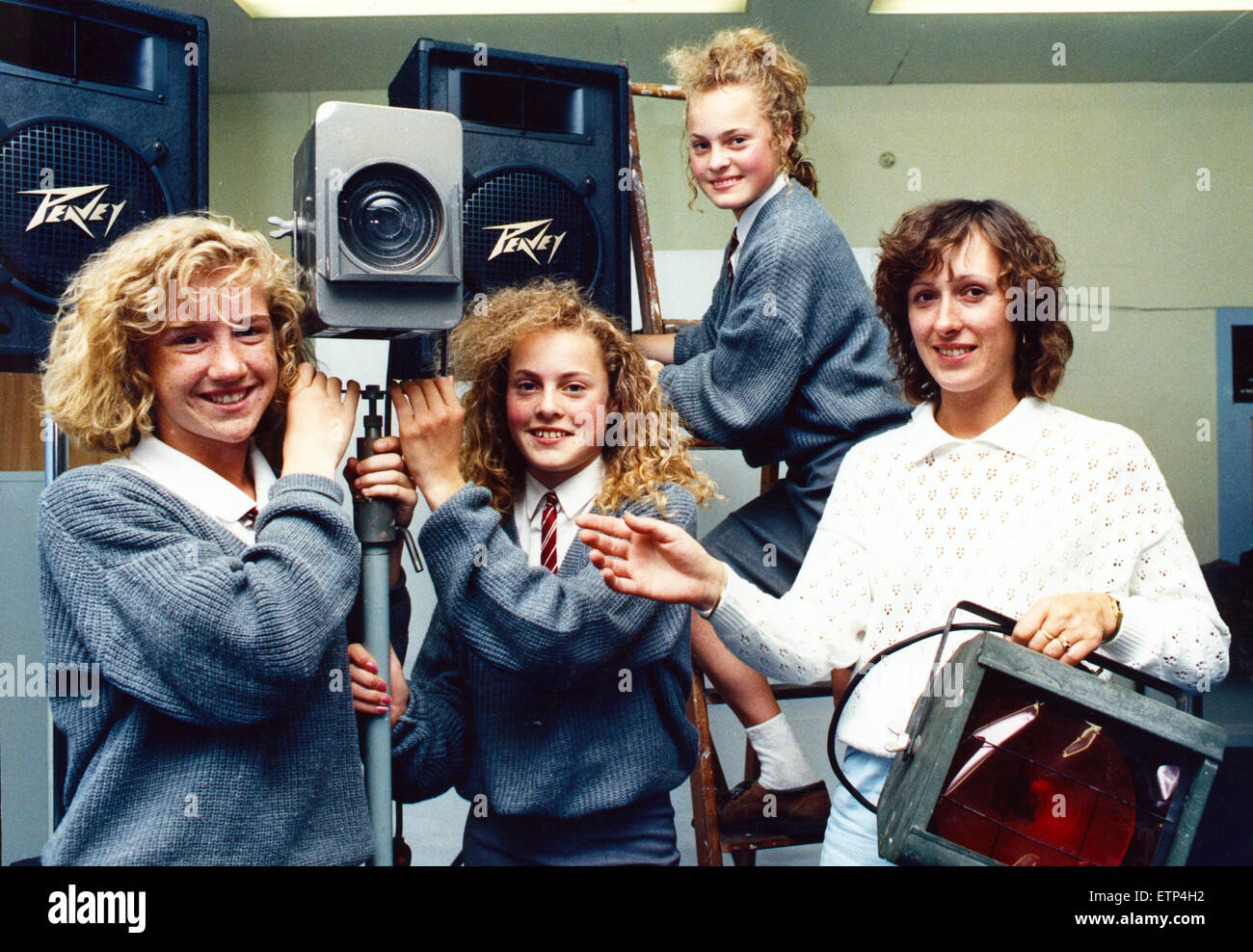 Un convertito di cucito camera presso una scuola di Cleveland ha fornito l'ideale intimo per un dramma studio. Gli studenti di dramma a Dene Scuola, Thornaby, ora possono improvvisare nel lusso di una camera dotata di audio e apparecchiature di illuminazione. Insegnante di arte drammatica Sue Clocherty con pupilla (sinistra) Kristie Roberts, 13, Sue Hornibrook, 14 e sorella gemella Elaine. Il 29 giugno 1989. Foto Stock