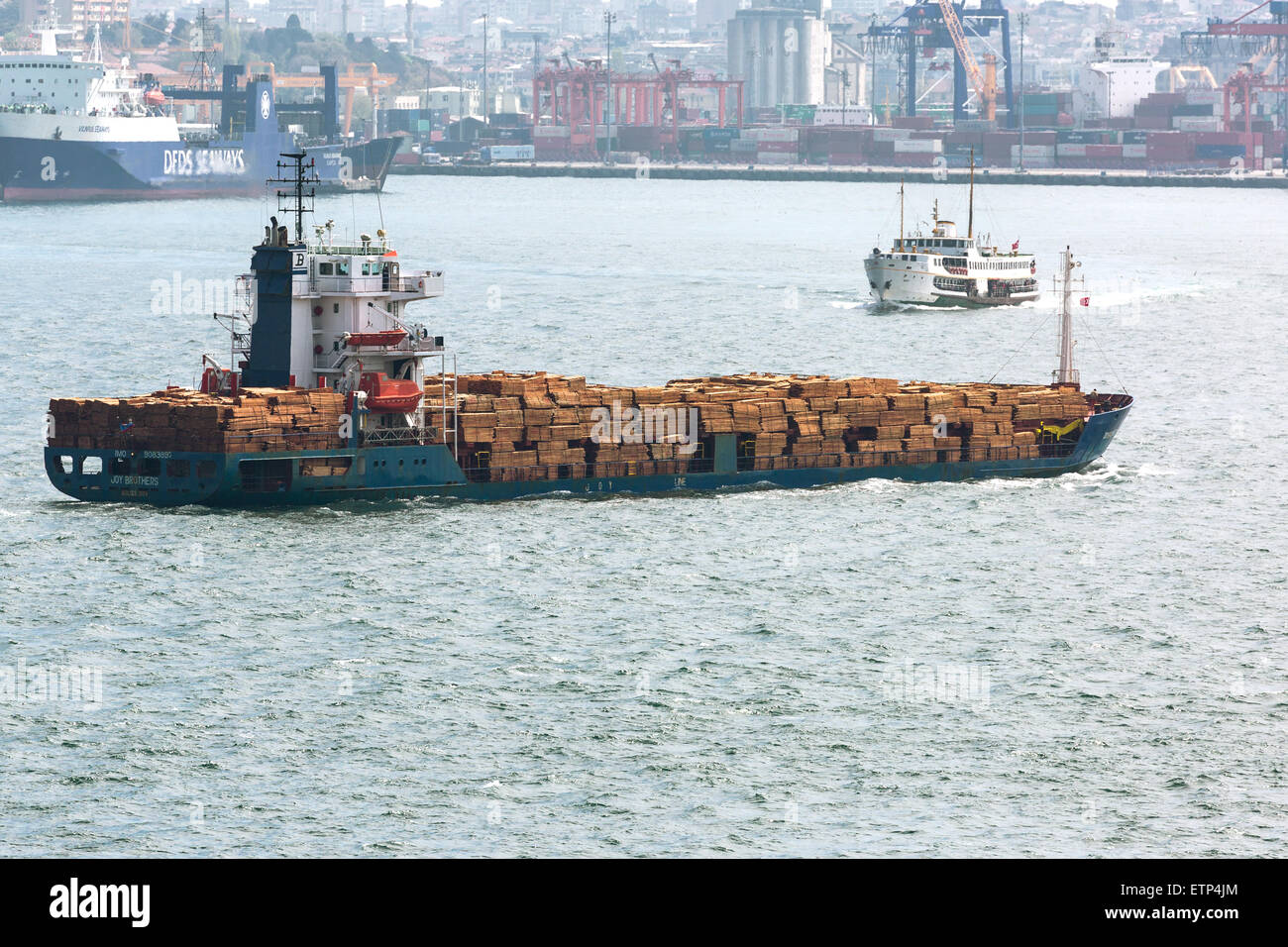 Molto carico nave da carico che trasportano il legname. Porto di Istanbul Turchia Foto Stock