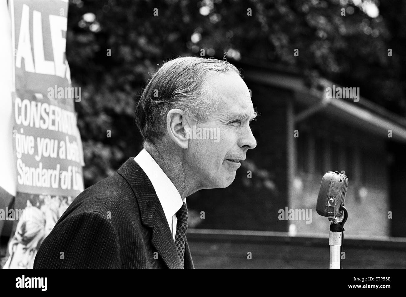 Primo Ministro conservatore Alec Douglas-Home parlando a Ongar. In questo caso il signor Austen Brooks, un membro della Lega di Empire lealisti, heckled Signor Douglas-Home. Il 27 luglio 1964. Foto Stock