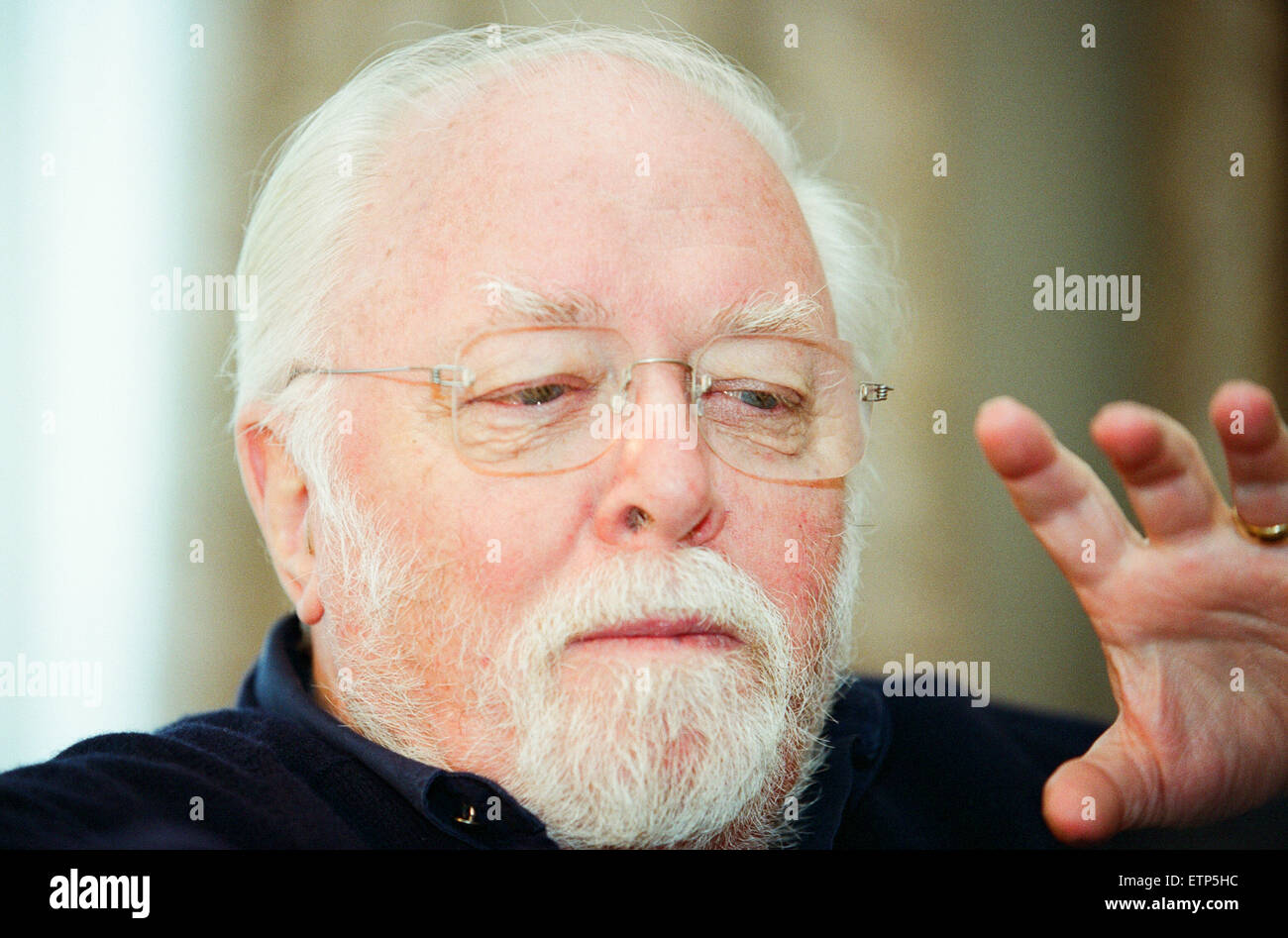 Sir Richard Attenborough, attore, regista, produttore cinematografico e imprenditore. Nella foto durante il colloquio presso l'Hyatt, Birmingham, 27 ottobre 2000. Foto Stock