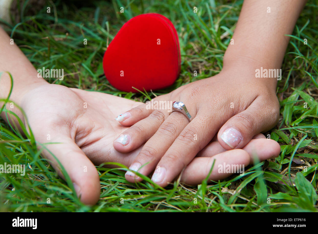 L uomo e la ragazza con la mano con amore il simbolo di forma Foto Stock