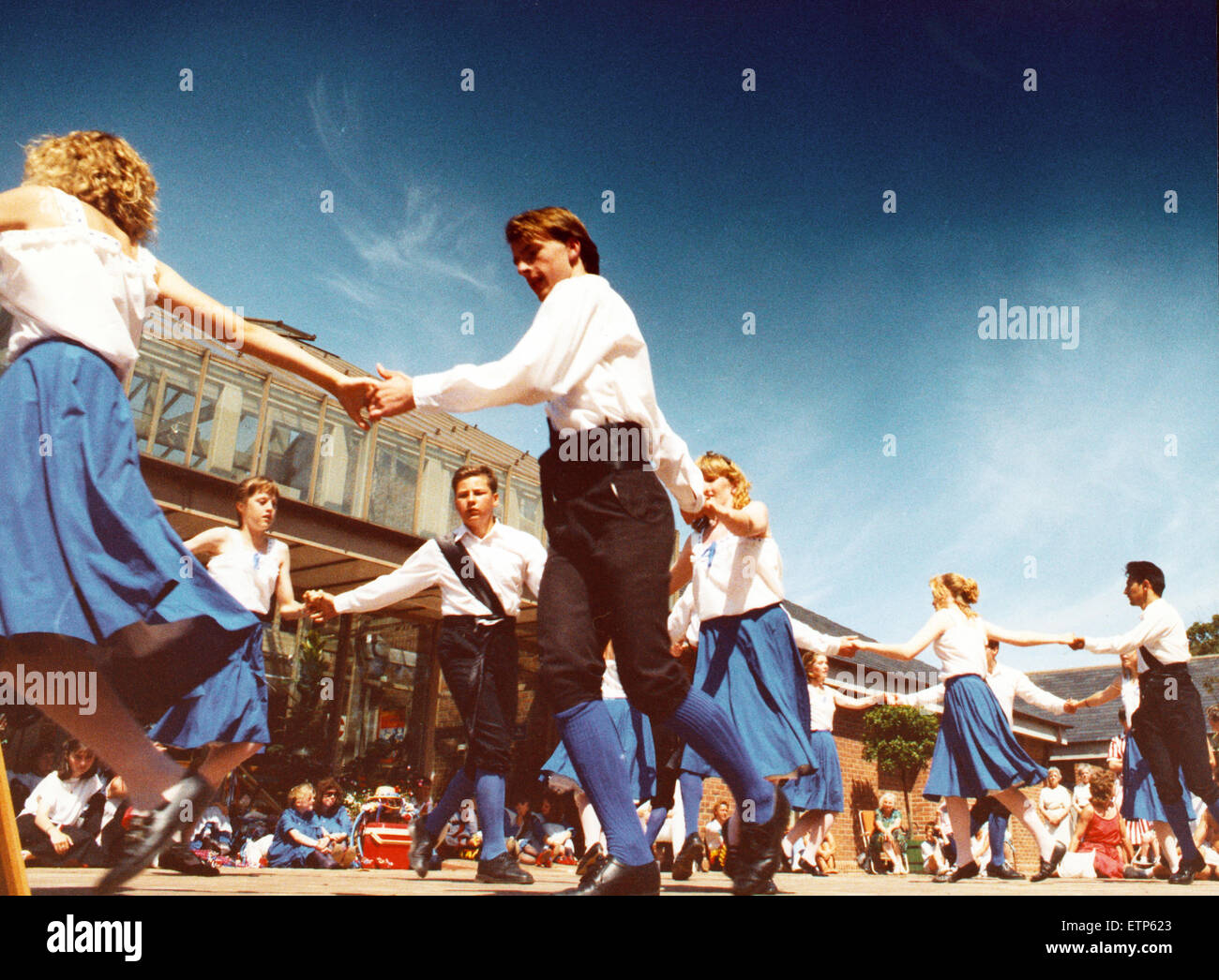 Redcar Folk Festival spostato fuori dal centro della città di sabato quando alcuni dei gruppi di esecuzione ha fatto il loro modo fino al Kirkletham Old Hall Museum per andare attraverso le loro prestazioni. Nella foto sono i viaggiatori Teesside Folk Dance Group mettendo su uno dei loro inglese balli folk per il pubblico. Il 15 luglio 1989. Foto Stock