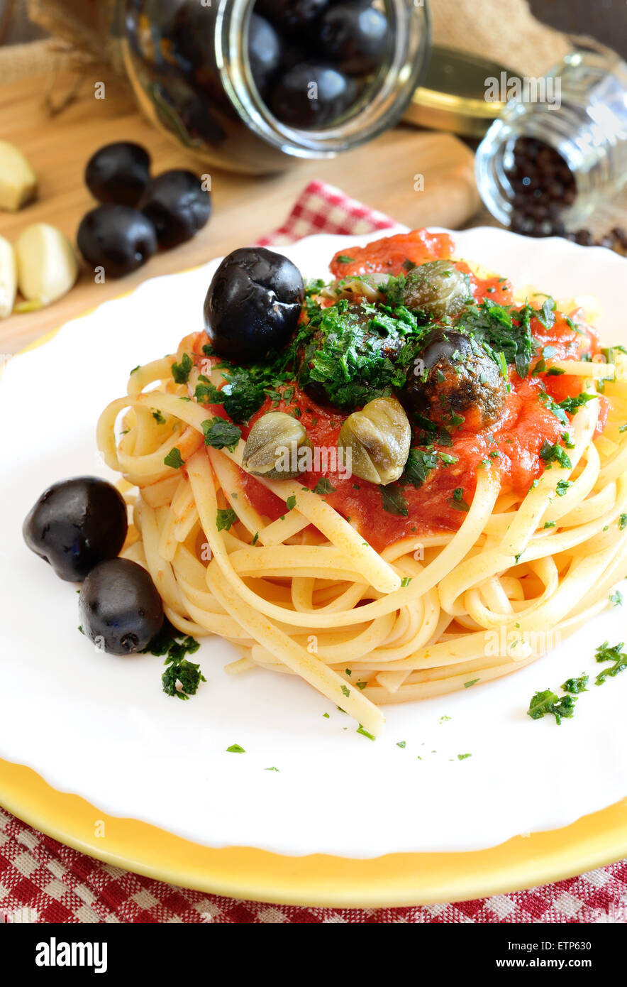 Linguine con salsa di pomodoro e olive nere e capperi Foto Stock