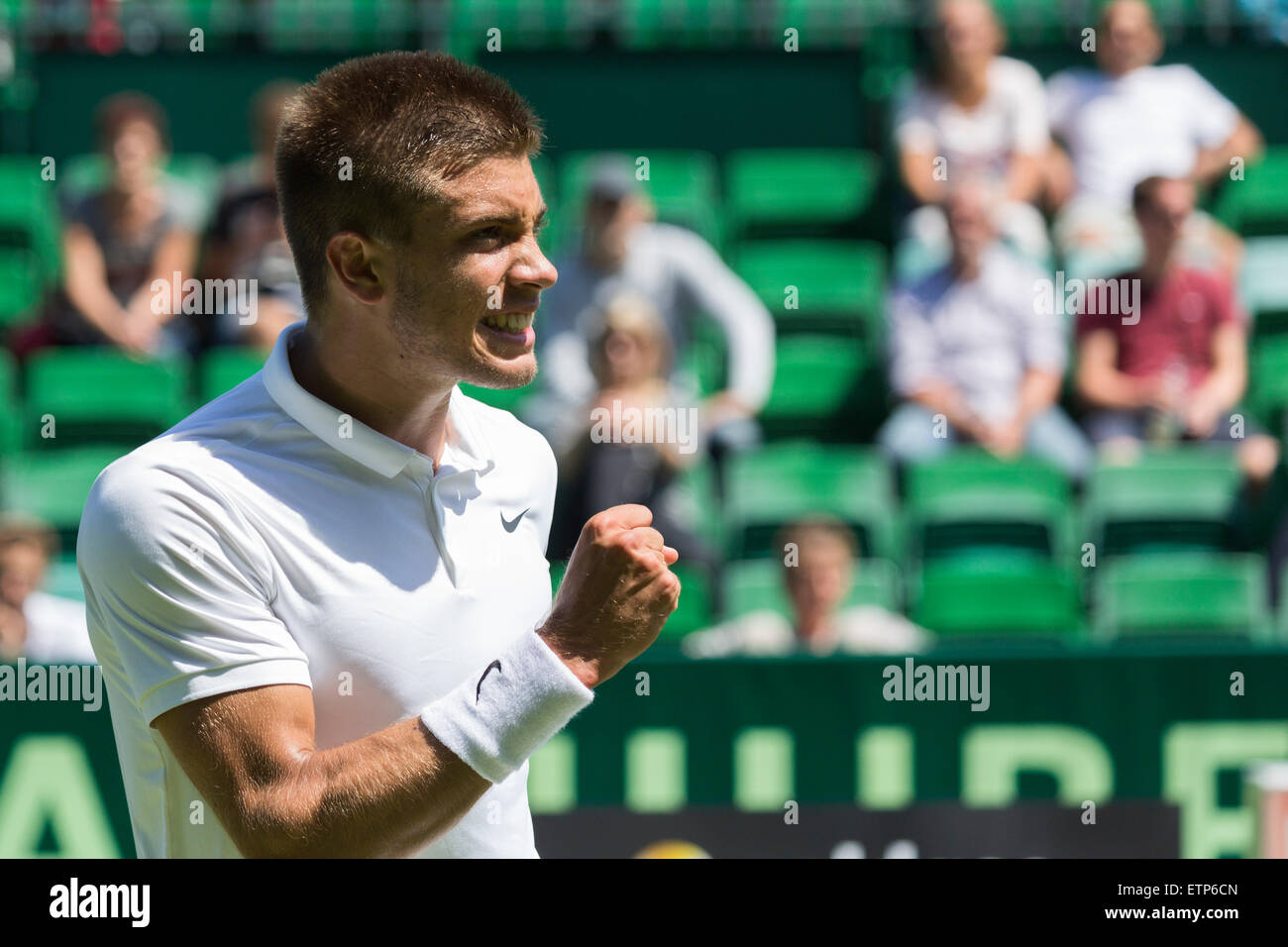 Borna Coric (CRO) celebra un punto nel primo round di ATP Gerry Weber Open Tennis campionati a Halle, Germania. Coric ha vinto 6-4, 3-6, 6-3. Credito: Gruffydd Thomas/Alamy Live News Foto Stock