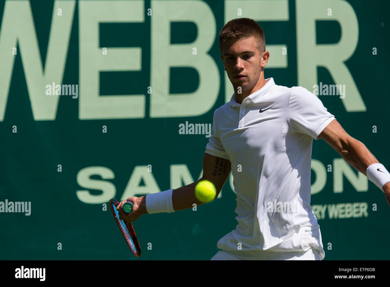 Borna Coric (CRO) gioca un colpo nel primo round di ATP Gerry Weber Open Tennis campionati a Halle, Germania. Coric ha vinto 6-4, 3-6, 6-3. Foto Stock