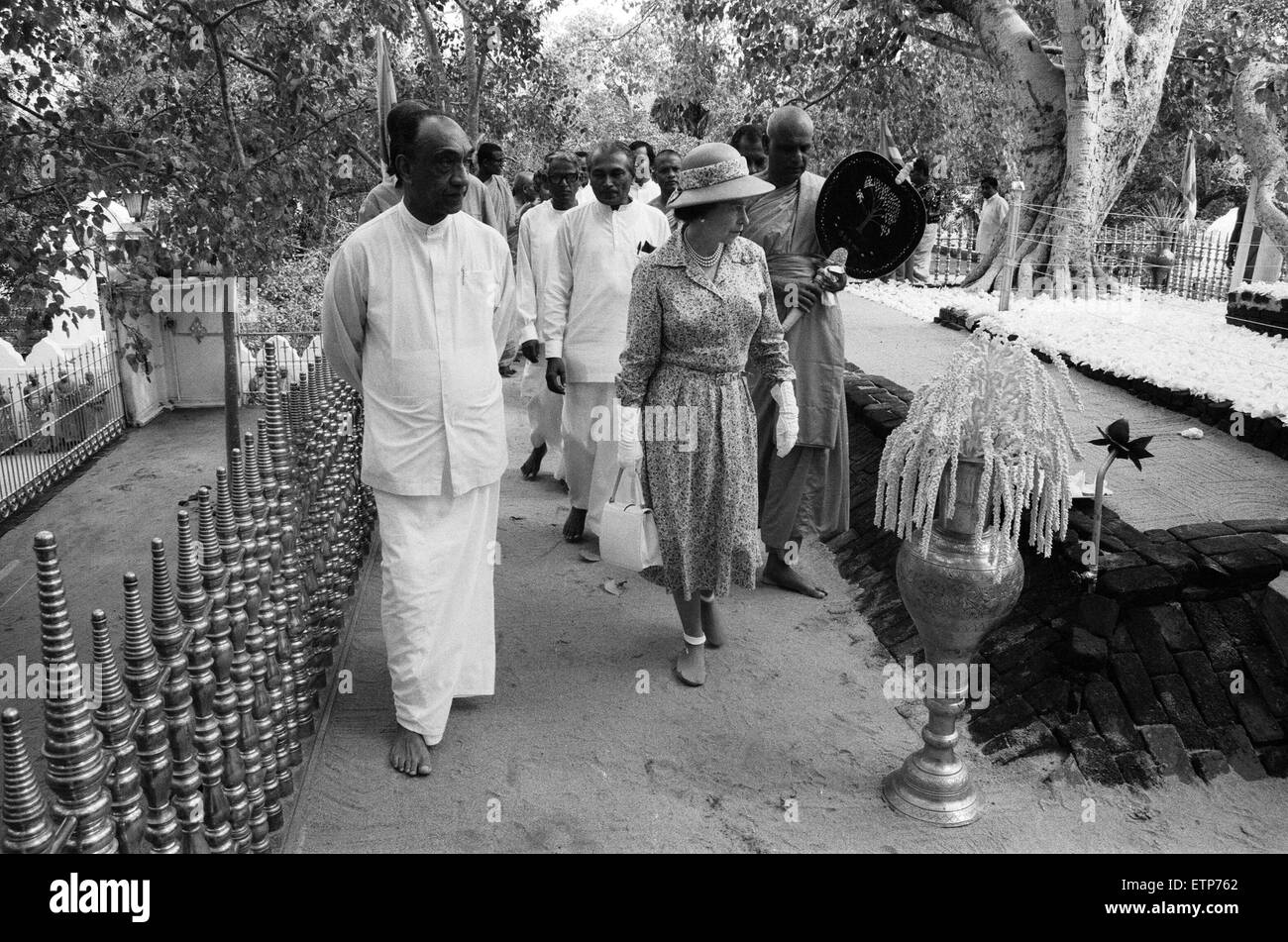 La Queens Royal visita nello Sri Lanka 21st-25th October 1981. Sua Maestà la Regina Elisabetta II ha visitato lo Sri Lanka due volte poiché prima dell'indipendenza nel 1953 e poi nel 1981. La regina della seconda visita è stato quello di partecipare alle celebrazioni per i 50 anni di adulto universali Franchising in Sri Lanka. La diga di Victoria sotto il Mahaweli programma di deviazione è stata ceremoniously aperta dal Primo Ministro Margaret Thatcher nel 1984. Sri Lanka di legami con la Gran Bretagna sono molteplici e coprono una vasta gamma di settori. Per un periodo di tempo in Gran Bretagna da interessi commerciali in Sri Lanka hanno mostrato un graduale spostamento dalle piantagioni Foto Stock