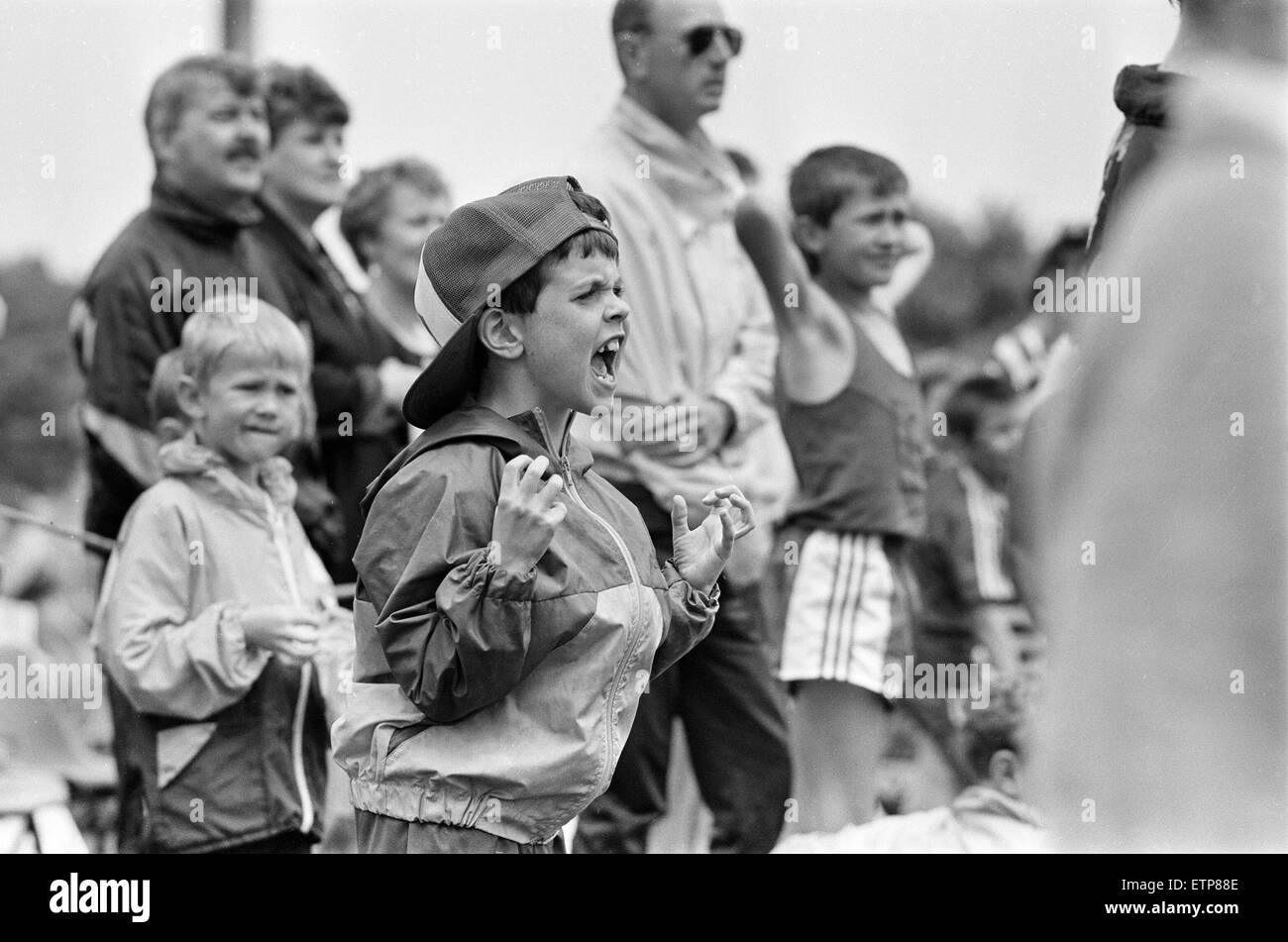 La Giornata dello sport per i bambini da Bootle scuola primaria, tenutosi a Stuart Road campi da gioco, Liverpool, 1 luglio 1991. Foto Stock