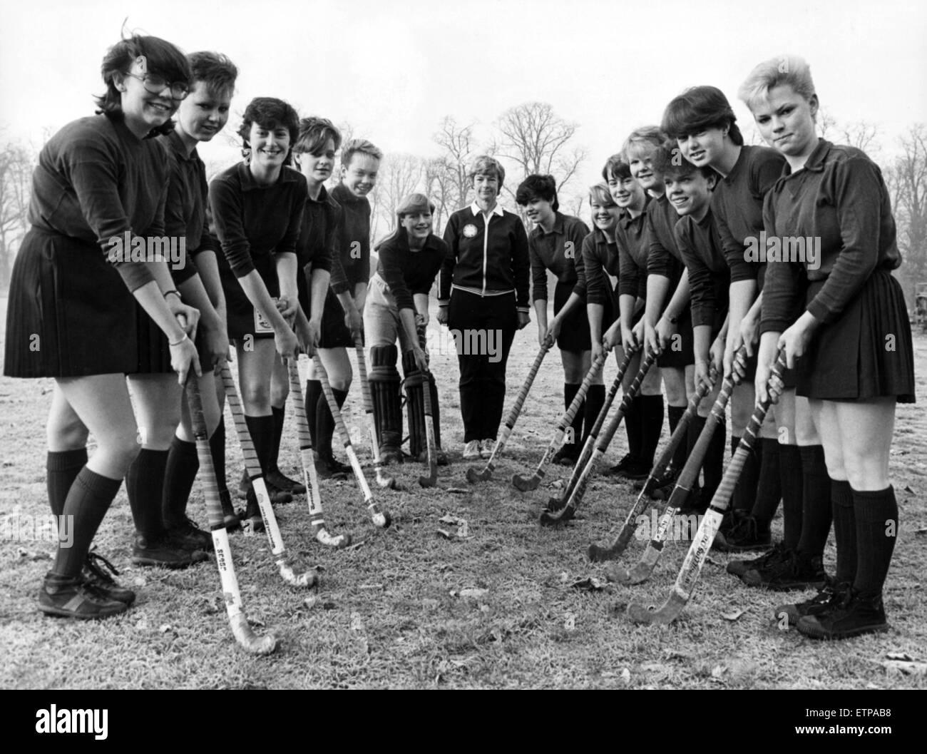 Hustler della scuola di ragazze sotto i 18 squadra di hockey sono stati aventi un jolly buon tempo di recente e non hanno perso una partita in più di un anno. Le ragazze hanno raggiunto la fase finale della Coppa Nazionale in cui esse portano Cleveland le proprie speranze. La squadra di successo, raffigurato sport fiancheggianti mistress onorevole Jan Carter sono: Helen Simpson (capt), Jane Bourne, Janet Iley, Sarah McManus, Sarah Linklater, Joanne Dixon, Stephanie Dilworth, Catherine Palmer, Annette Allen, Frances Pickering, Morven MacIver, Karen Newman e Helen Andrews. Il 24 novembre 1983. Foto Stock