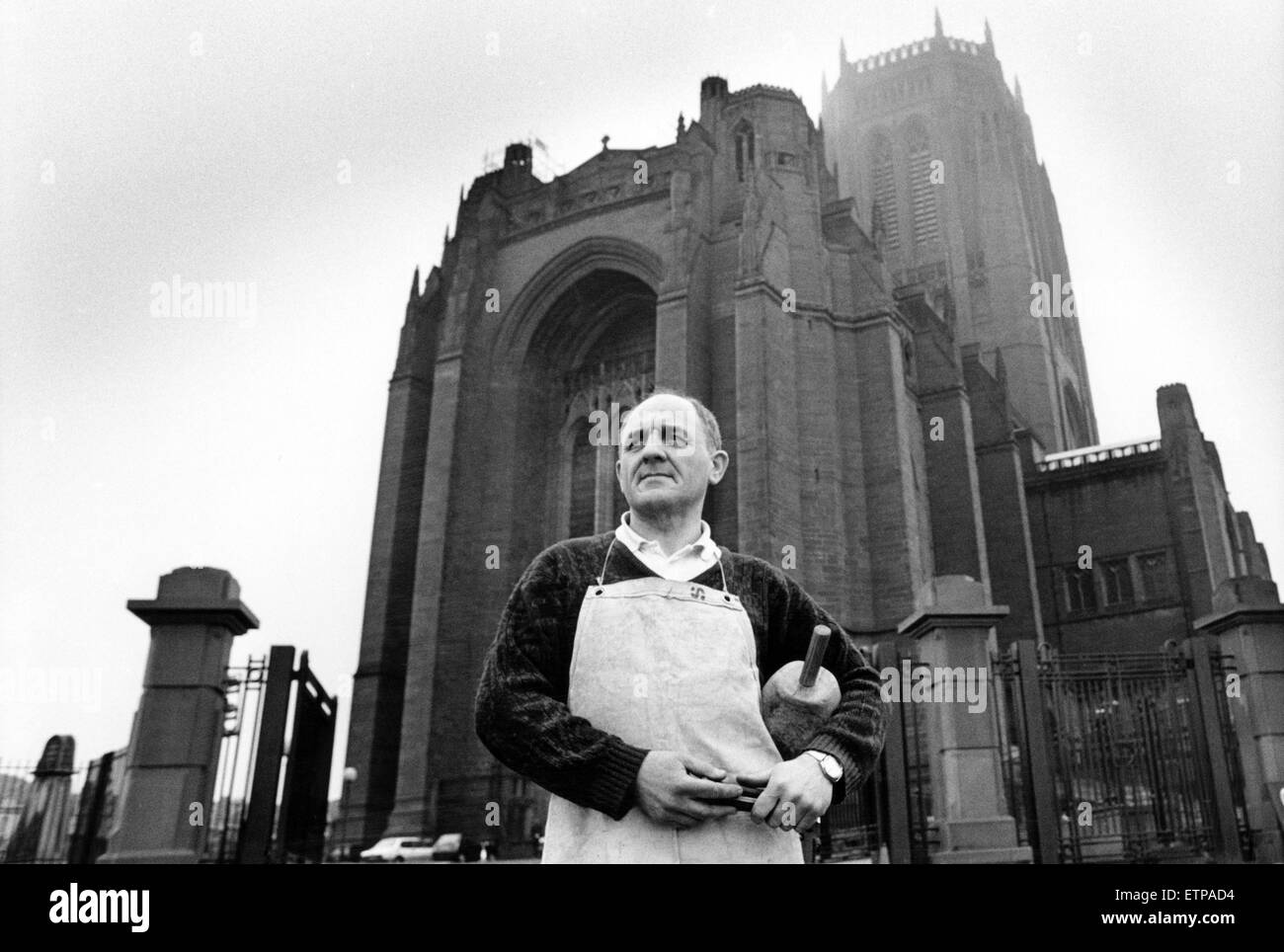Tony Baker scalpellino è il primo scalpellino di essere impiegato a tempo pieno a Liverpool Cattedrale Anglicana poiché il lavoro sul West End è stata completata nel 1978. Il 15 febbraio 1991. Foto Stock