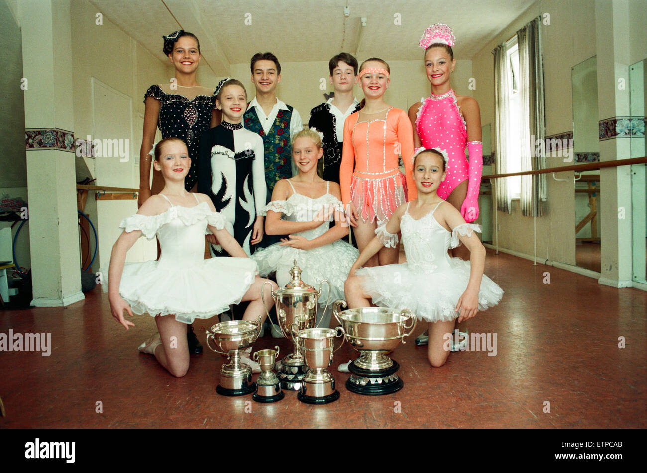 Michelle Robinson, 17, Mark Richardson, 15 e Joanne Yuille, 13, da Maloney della scuola di ballo, Middlesbrough, chi ha vinto i trofei in un concorso a Butlin, Pwllheli. Il 4 settembre 1993. Foto Stock