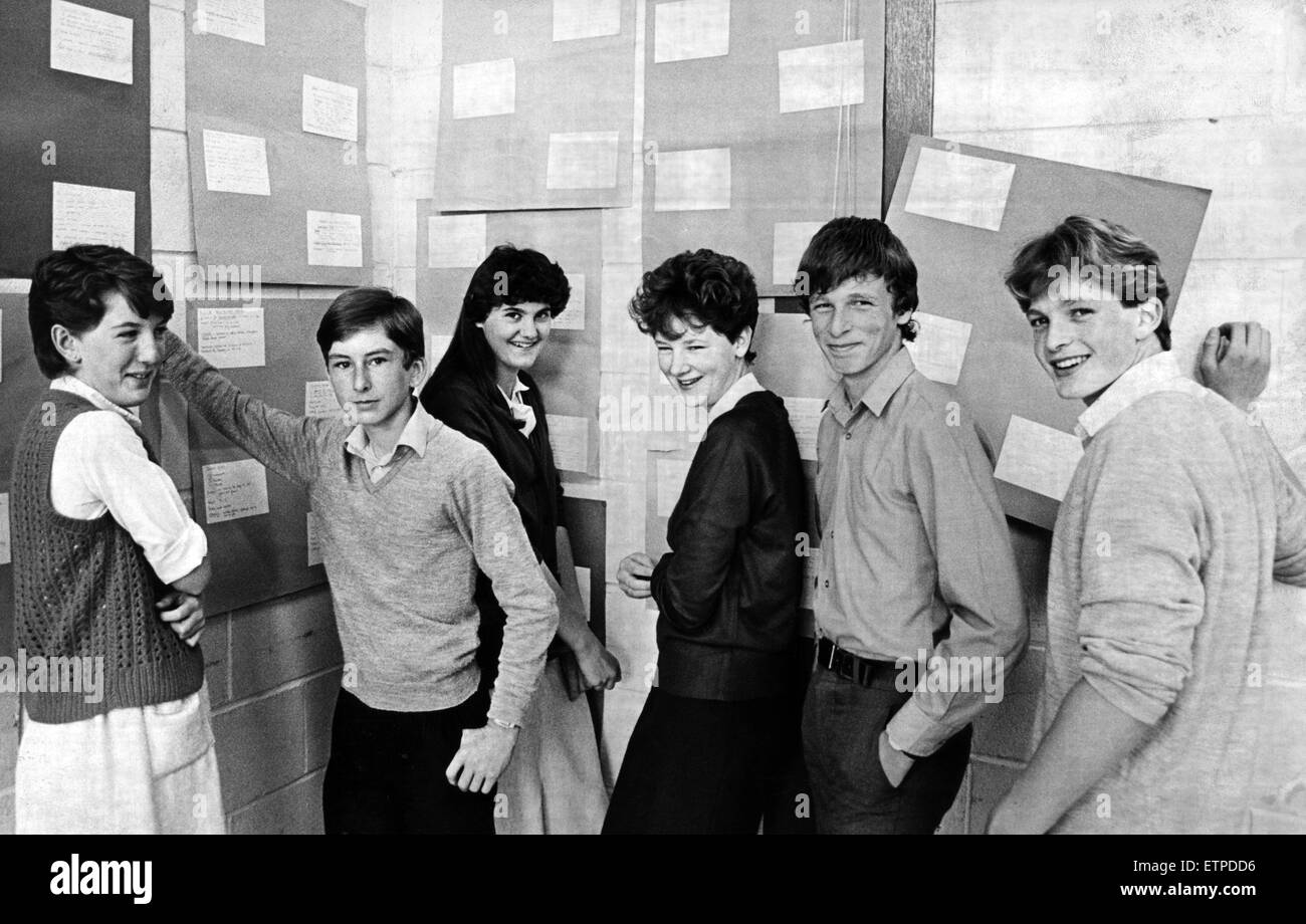 In cerca di posti di lavoro presso i propri 'JOBCENTRE' a De Brus scuola sono da sinistra a destra Christine Hayward, Paolo d'anatra, Rachael Bryan, Tracey Roche, Scott Morris e Michael Stephenson. Il 2 luglio 1984. Foto Stock