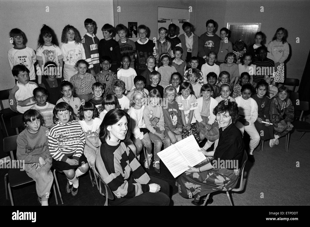 Il richiamo della natura... gli alunni di Stile Comune Scuola Junior eseguita una stravaganza musicale a Newsome di alta scuola per raccogliere fondi per il World Wildlife Fund. Essi sono raffigurati con accompagnatore Miss Lindsay Grainger (sinistra) e insegnante di musica Signora Barbara bloccare Foto Stock