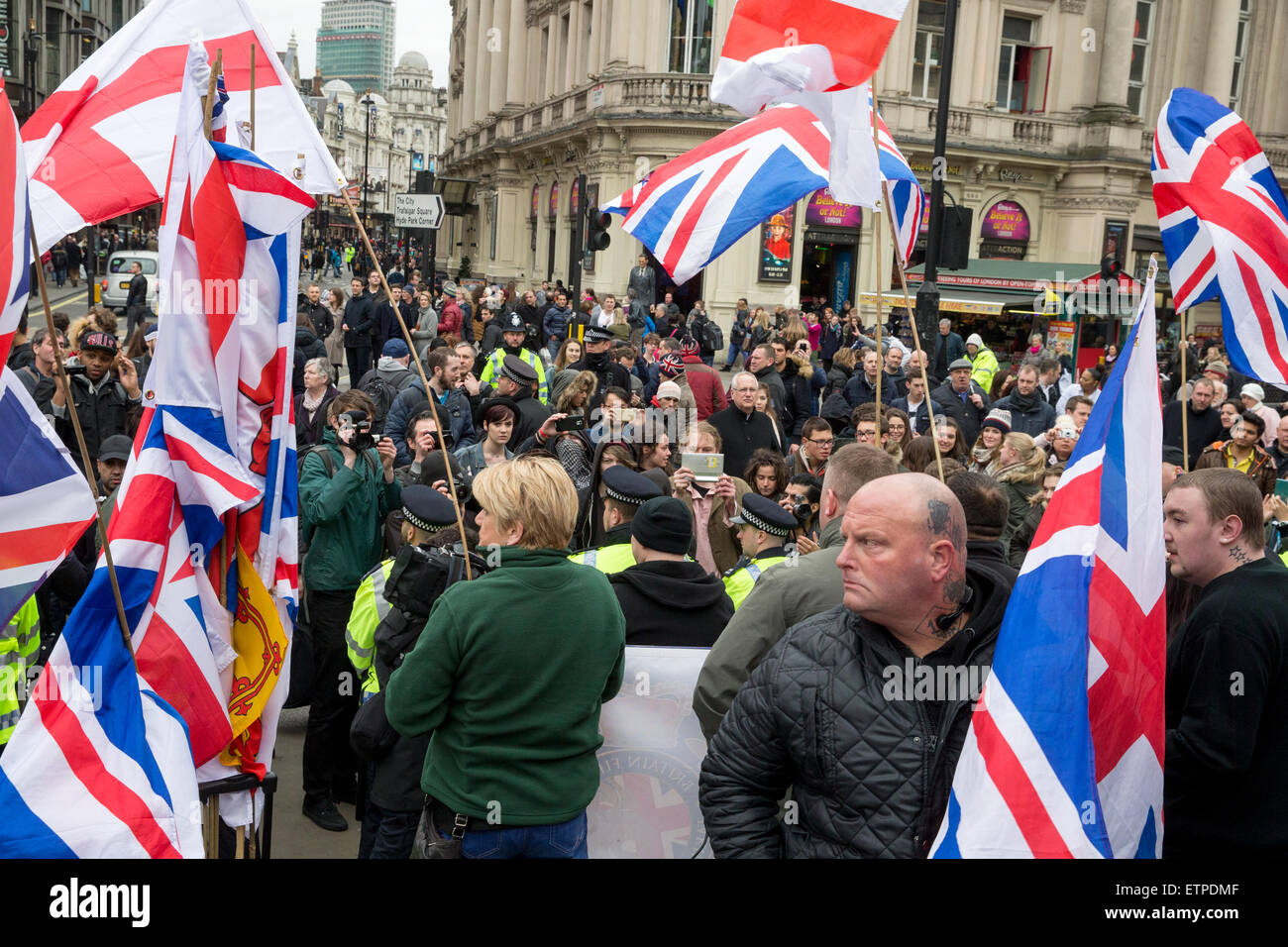 Grandi anti-razzista marzo organizzata da UAF incontra un contatore di dimostrazione dalla Gran Bretagna prima sotto la statua di Eros a Piccadilly Circus con: atmosfera dove: Londra, Regno Unito quando: 21 Mar 2015 Credit: Mario Mitsis/WENN.com Foto Stock